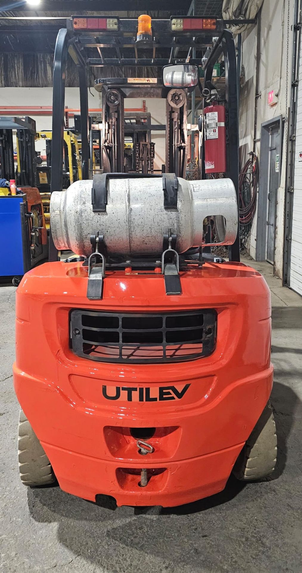 2016 Utilev 5,000lbs Capacity LPG (Propane) OUTDOOR Forklift with sideshift & 3-STAGE MAST & tires - Image 6 of 7