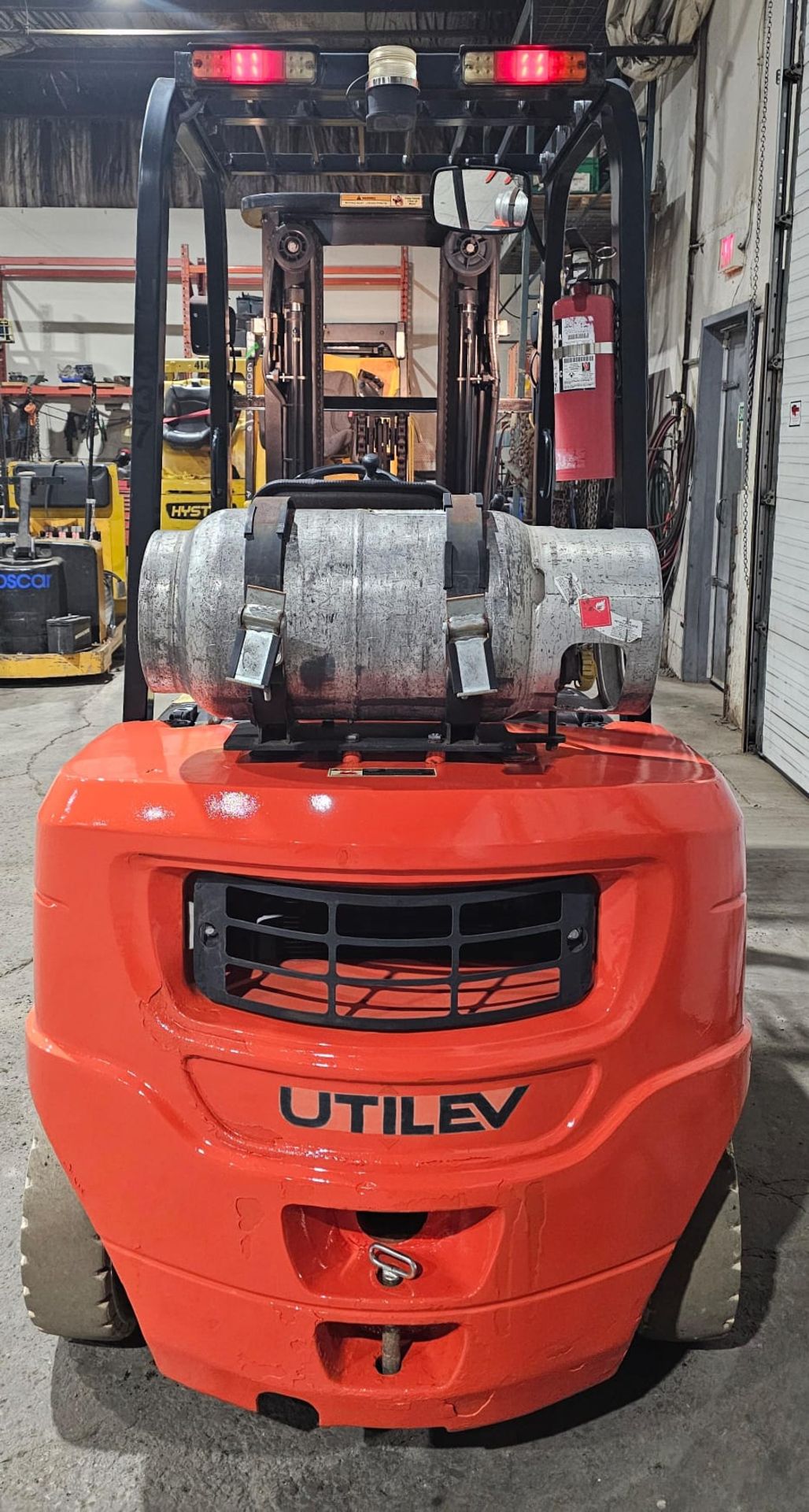 2016 Utilev 5,000lbs Capacity LPG (Propane) OUTDOOR Forklift with sideshift & 3-STAGE MAST & tires - Image 5 of 6