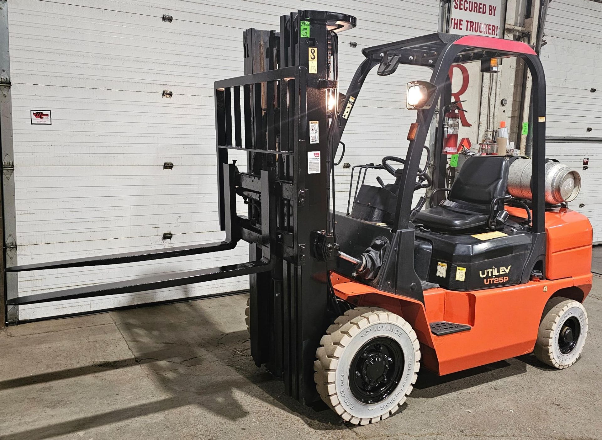 2016 Utilev 5,000lbs Capacity LPG (Propane) OUTDOOR Forklift with sideshift & 3-STAGE MAST & tires - Image 2 of 7