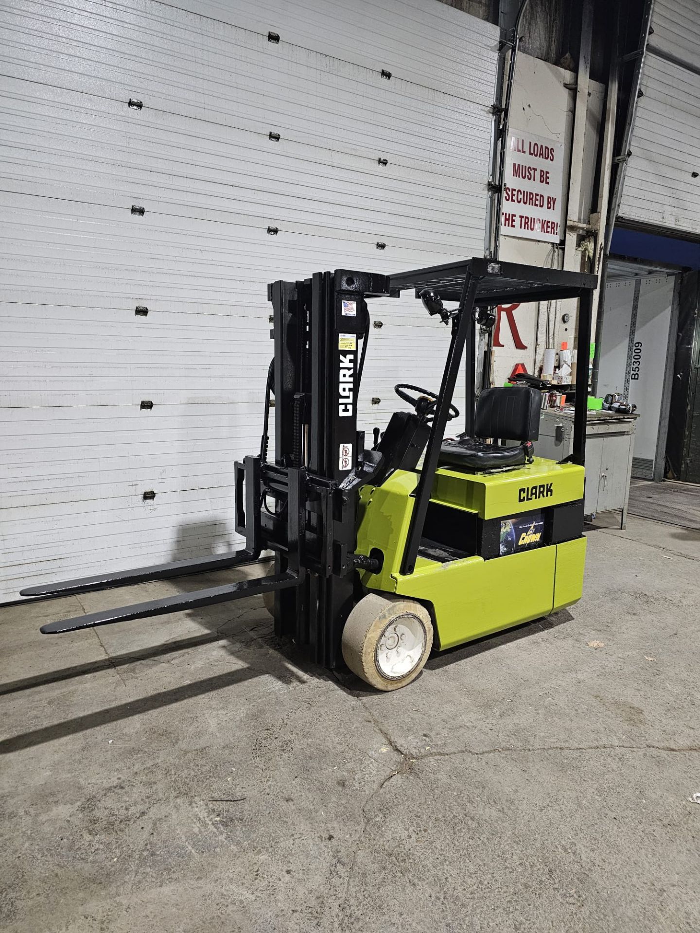 Clark 3,000lbs Capacity Electric Forklift 36V with sideshift and 3-STAGE MAST & Low Hours with Non- - Image 3 of 7