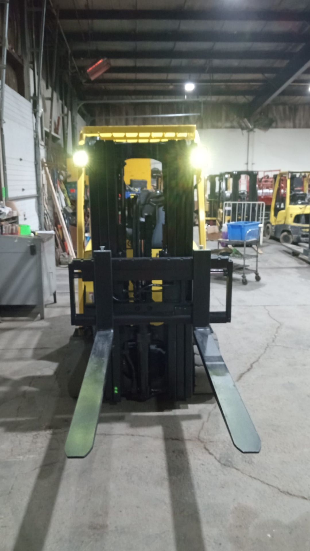 2016 Hyster 8,000lbs Capacity Electric Forklift 48V with sideshift  & 3 STAGE MAST with 60" Forks - Image 5 of 5