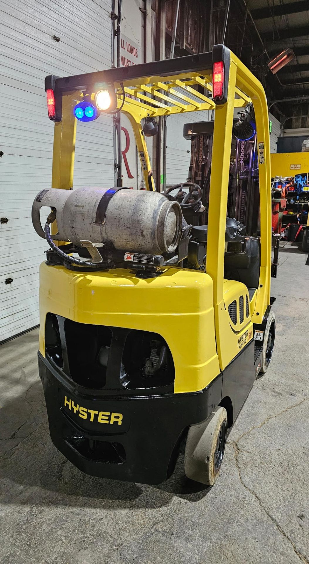2016 HYSTER 5,000lbs Capacity LPG (Propane) Forklift with sideshift & 4 function & fittings & 3- - Image 8 of 10