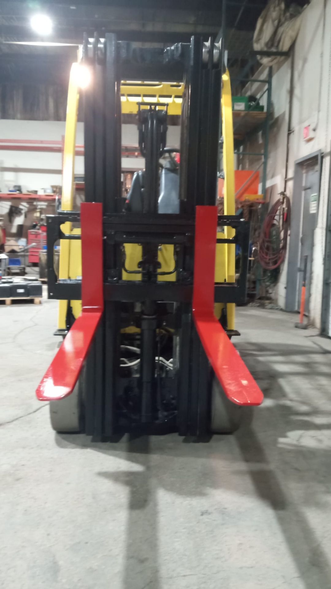 2015 Hyster 5000lbs Capacity Forklift Electric with 48v Battery & 3-STAGE MAST with Sideshift with - Image 5 of 6