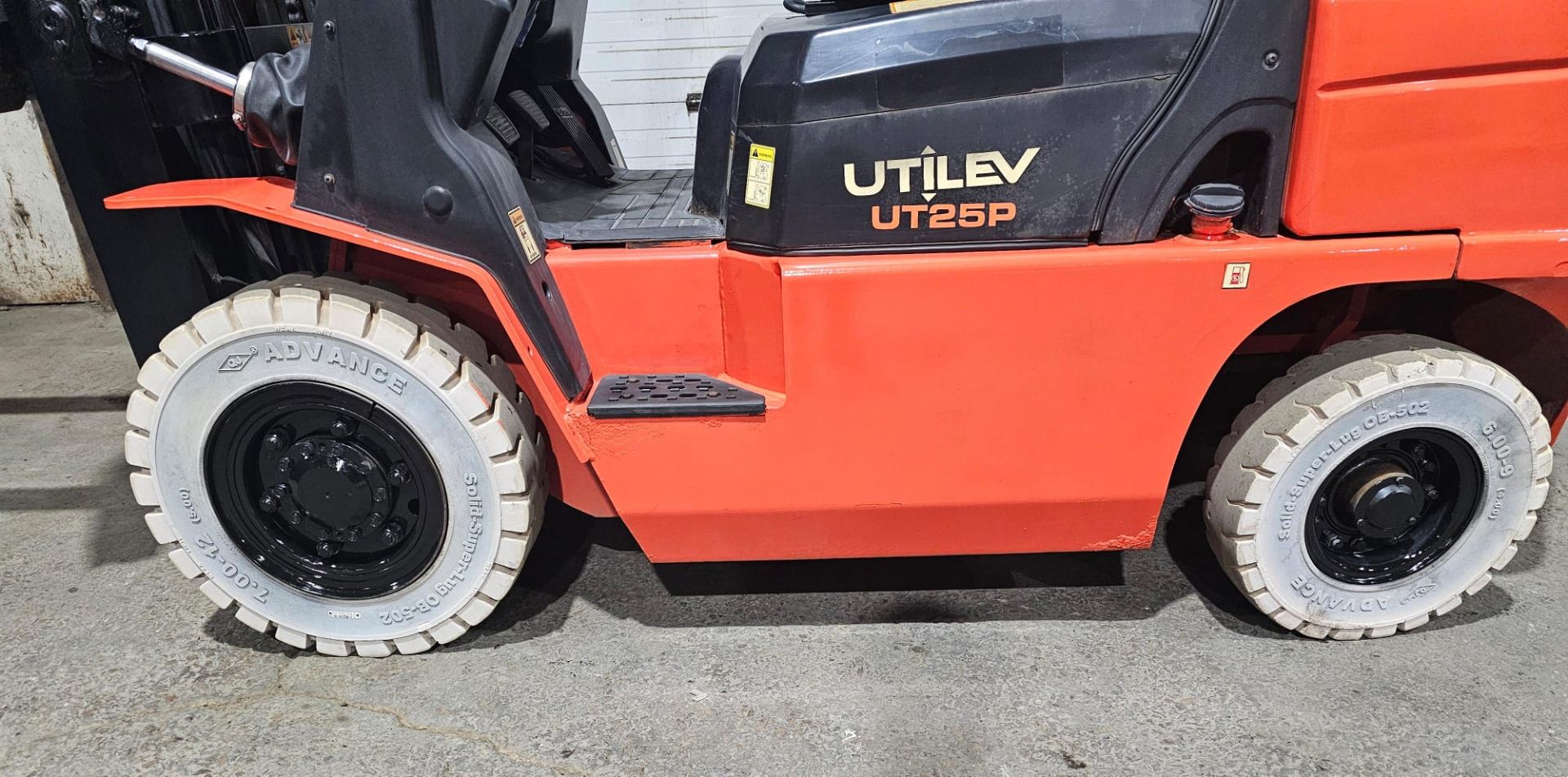 2016 Utilev 5,000lbs Capacity LPG (Propane) OUTDOOR Forklift with sideshift & 3-STAGE MAST & tires - Image 5 of 7