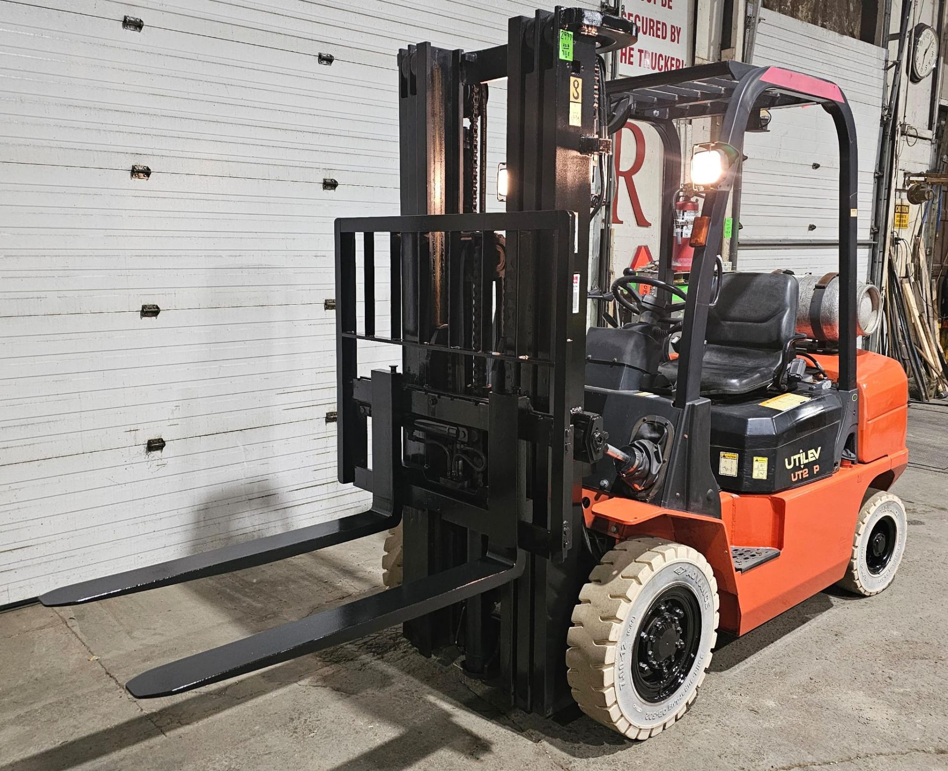 2016 Utilev 5,000lbs Capacity LPG (Propane) OUTDOOR Forklift with sideshift & 3-STAGE MAST & tires - Image 6 of 6