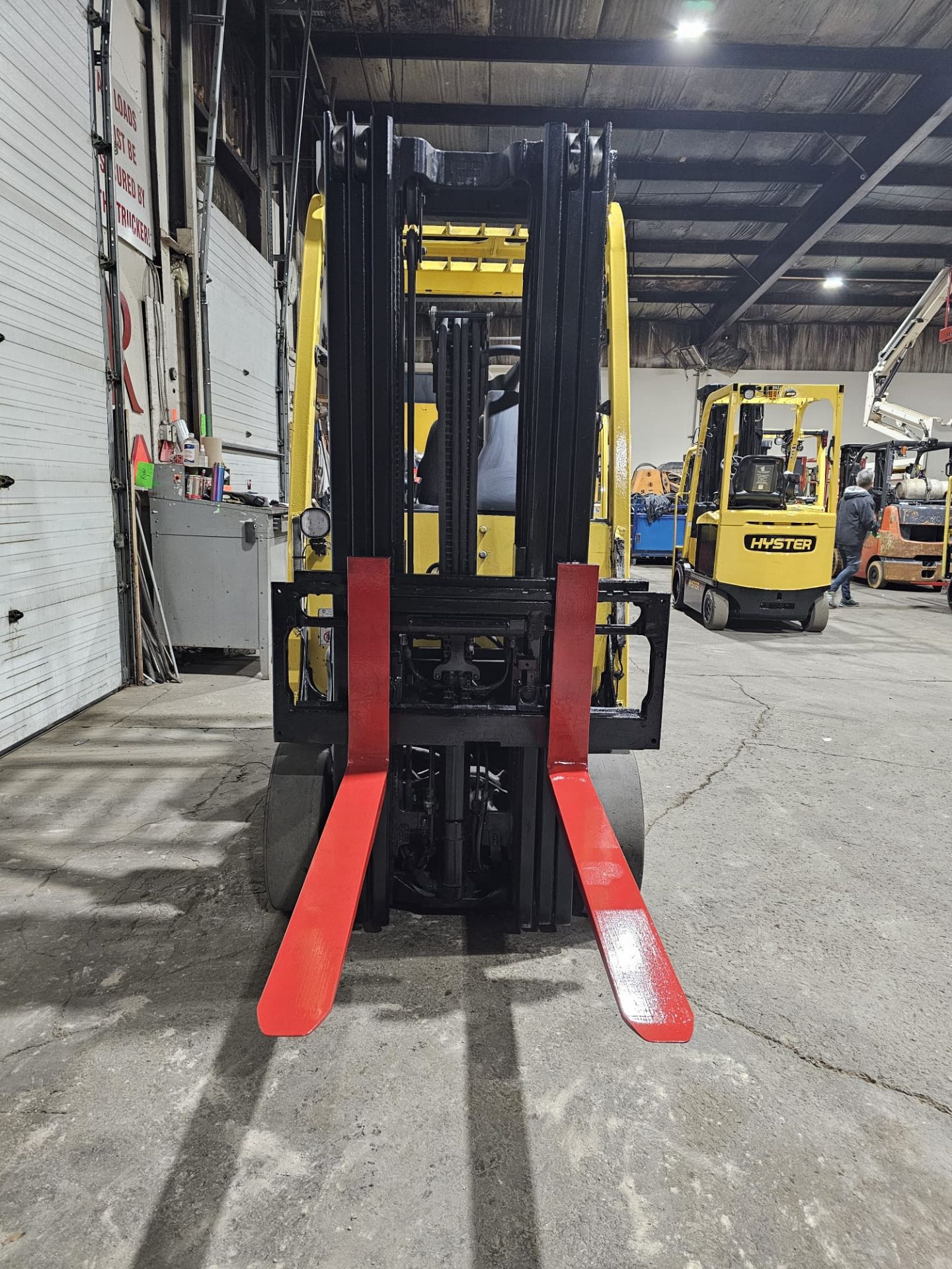 2015 Hyster 5000lbs Capacity Forklift Electric with 48v Battery & 3-STAGE MAST with Sideshift with - Image 4 of 5