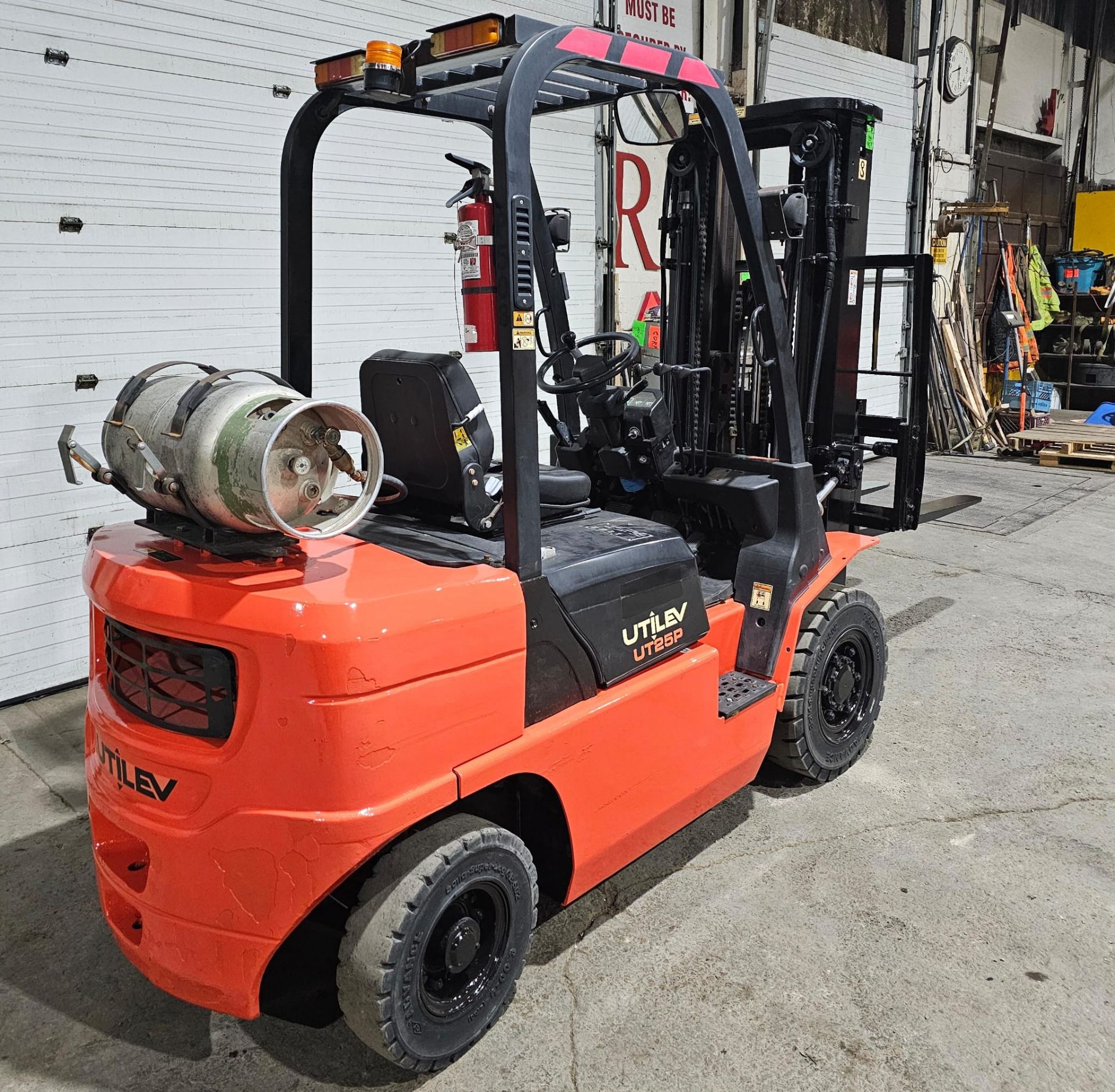 2016 Utilev 5,000lbs Capacity LPG (Propane) OUTDOOR Forklift with sideshift & 3-STAGE MAST & tires - Image 2 of 6