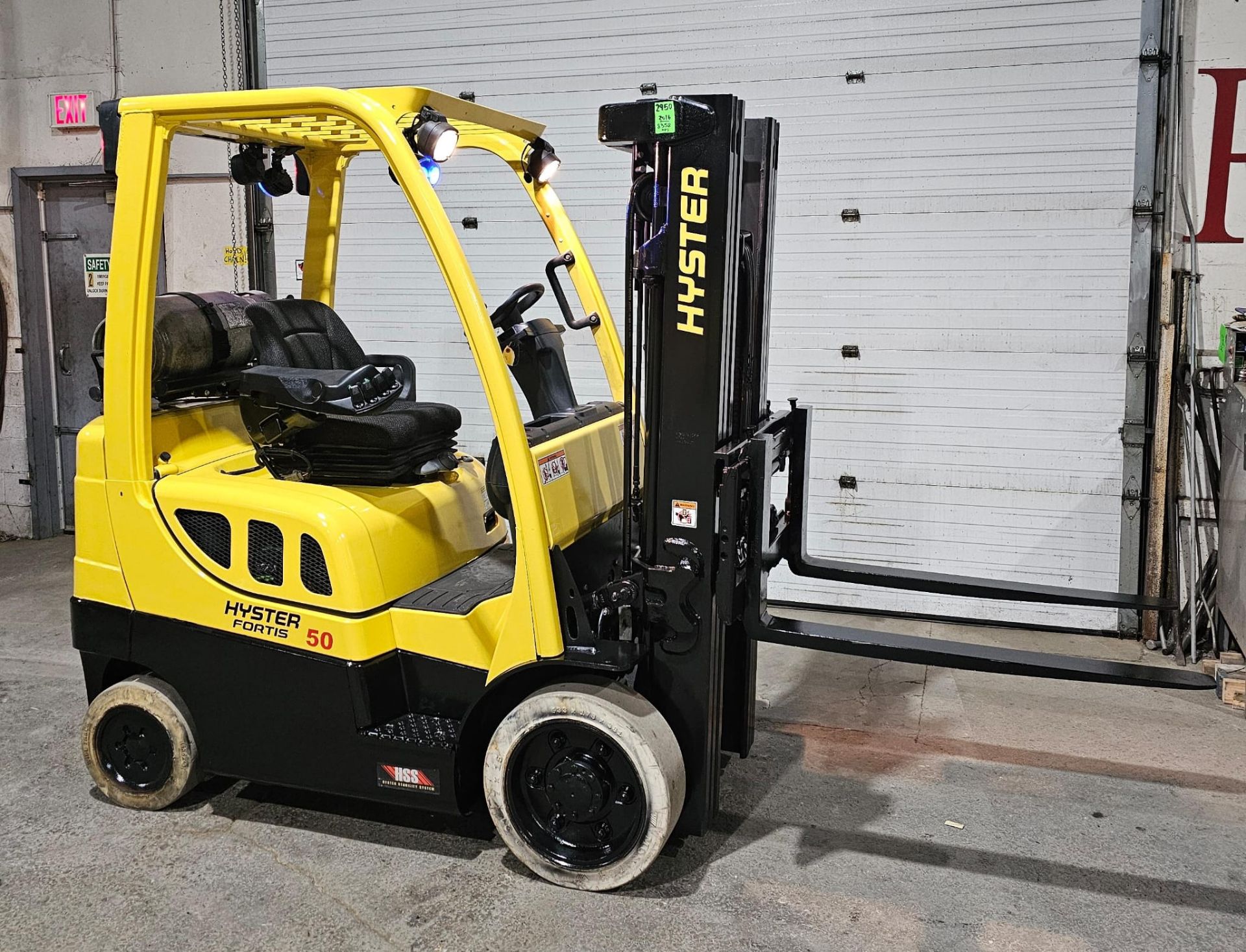 2016 HYSTER 5,000lbs Capacity LPG (Propane) Forklift with sideshift & 4 function & fittings & 3- - Image 2 of 10