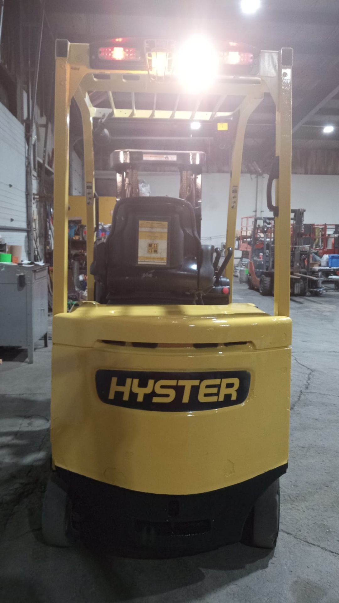 2015 Hyster 5000lbs Capacity Forklift Electric with 48v Battery & 3-STAGE MAST with Sideshift with - Image 4 of 6