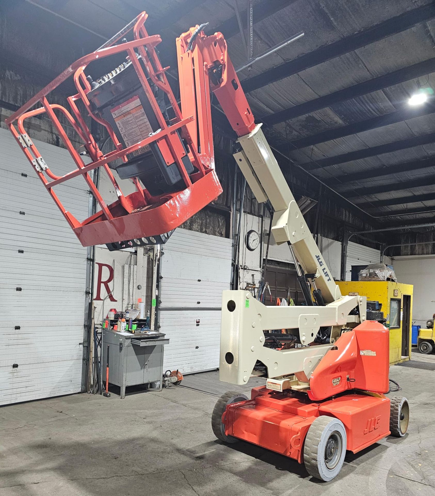 2006 JLG LIFT E400AJP Articulating Zoom Boom Lift - Narrow 500 lbs VERY LOW HOURS - 40ft lift height - Image 4 of 9