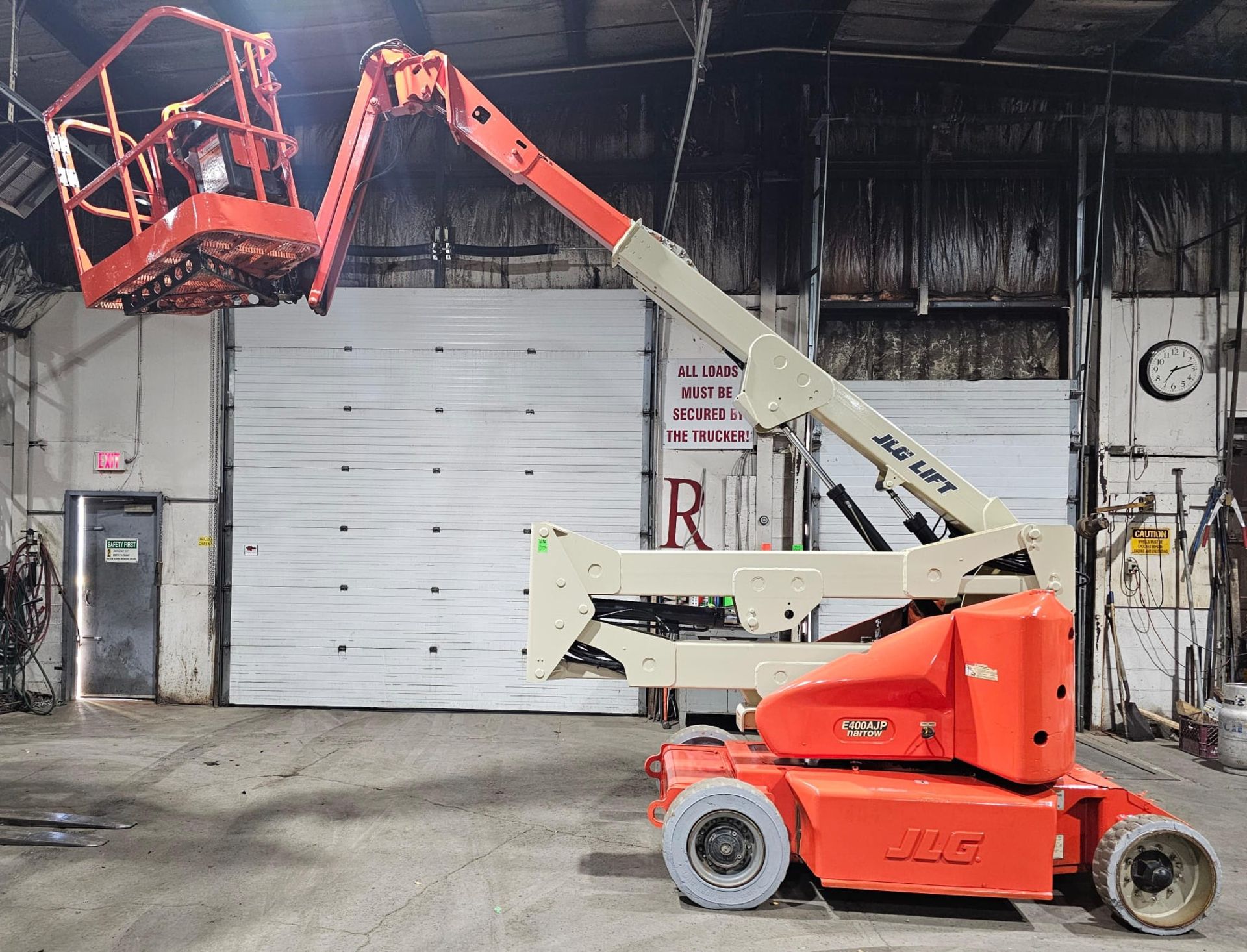 2006 JLG LIFT E400AJP Articulating Zoom Boom Lift - Narrow 500 lbs VERY LOW HOURS - 40ft lift height