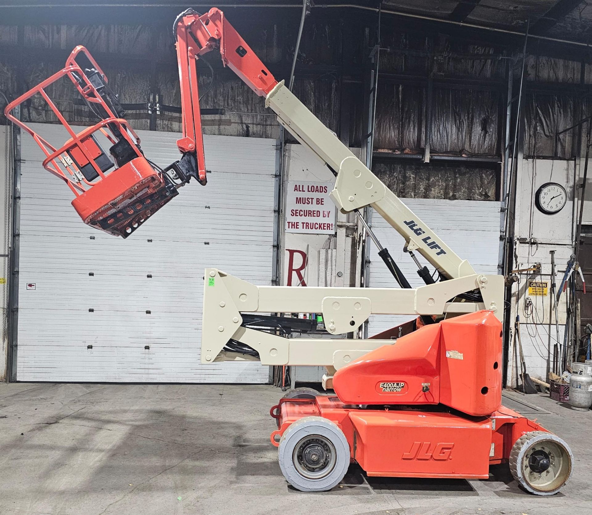 2006 JLG LIFT E400AJP Articulating Zoom Boom Lift - Narrow 500 lbs VERY LOW HOURS - 40ft lift height - Image 2 of 9
