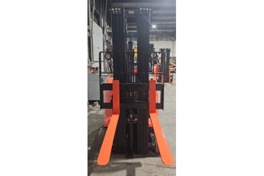 2017 Toyota 4,000lbs Capacity Stand On Electric Forklift with 4-STAGE Mast, sideshift, 36V Battery & - Image 6 of 7