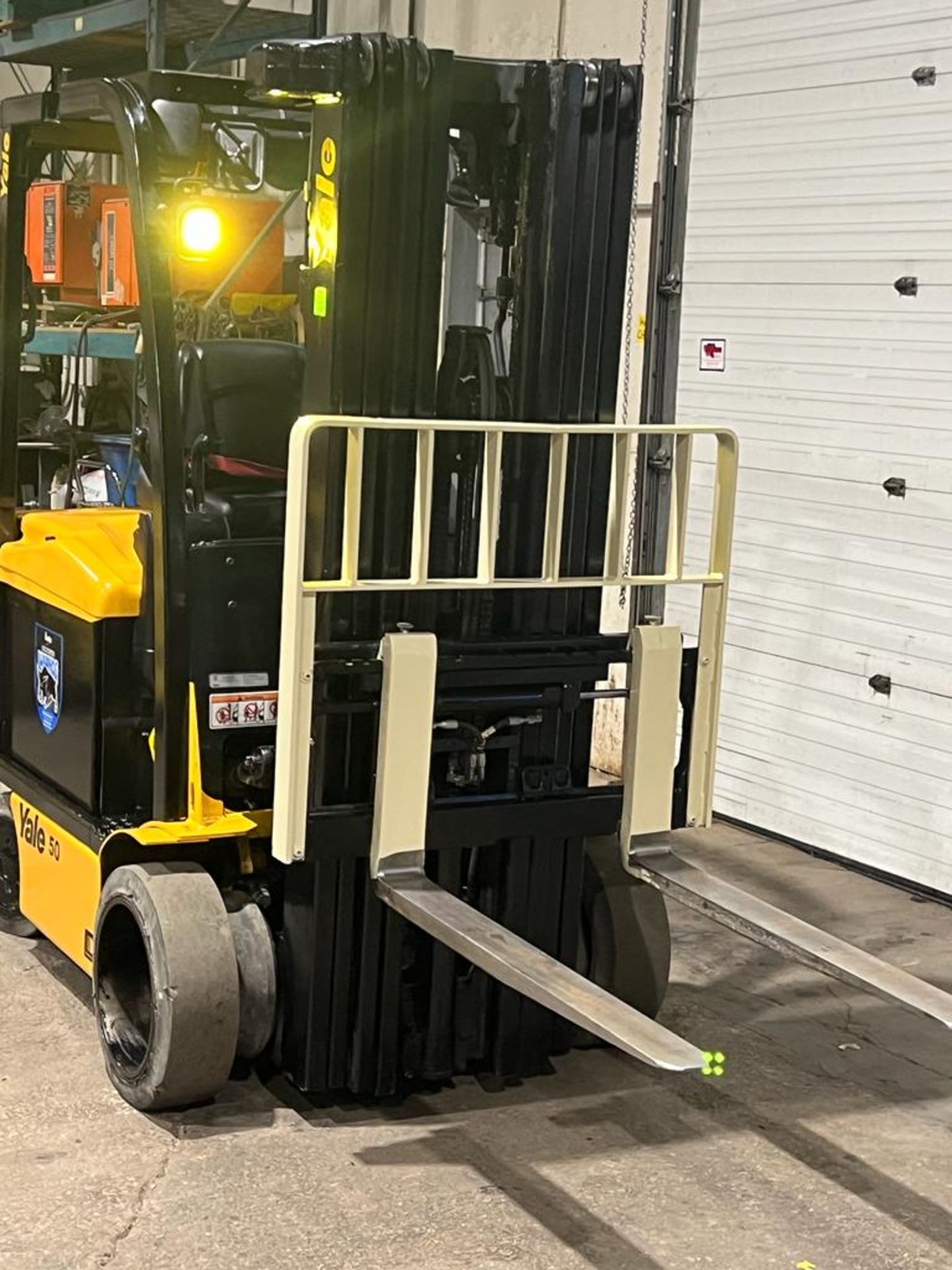 2016 Yale 5,000lbs Capacity EXPLOSION PROOF Forklift Electric 48V with Sideshift and 3-stage Mast - Image 3 of 4