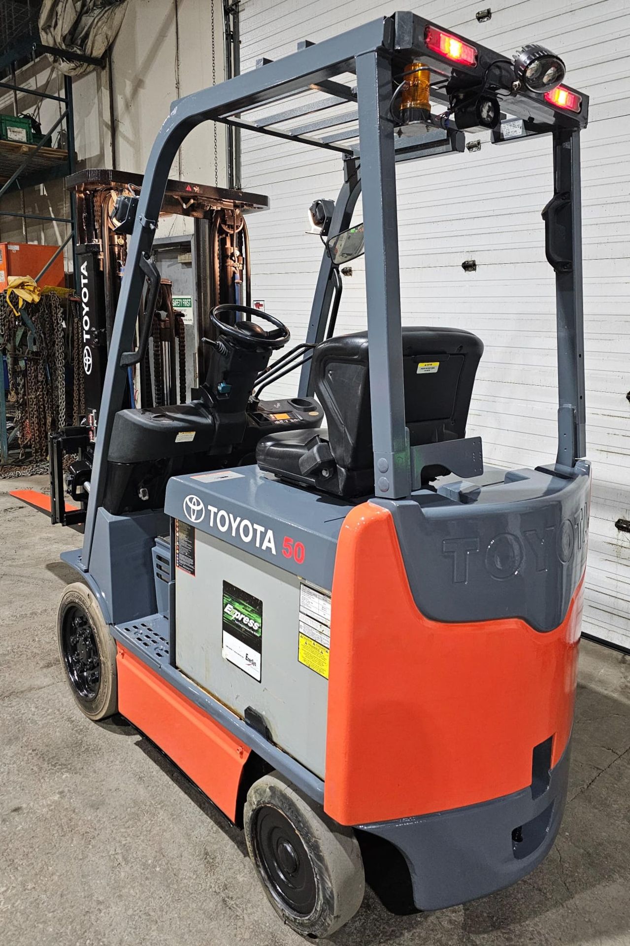 2012 TOYOTA 5,000lbs Capacity Electric Forklift 48V with sideshift & 3-Stage Mast 189" Lift Height - - Image 5 of 6