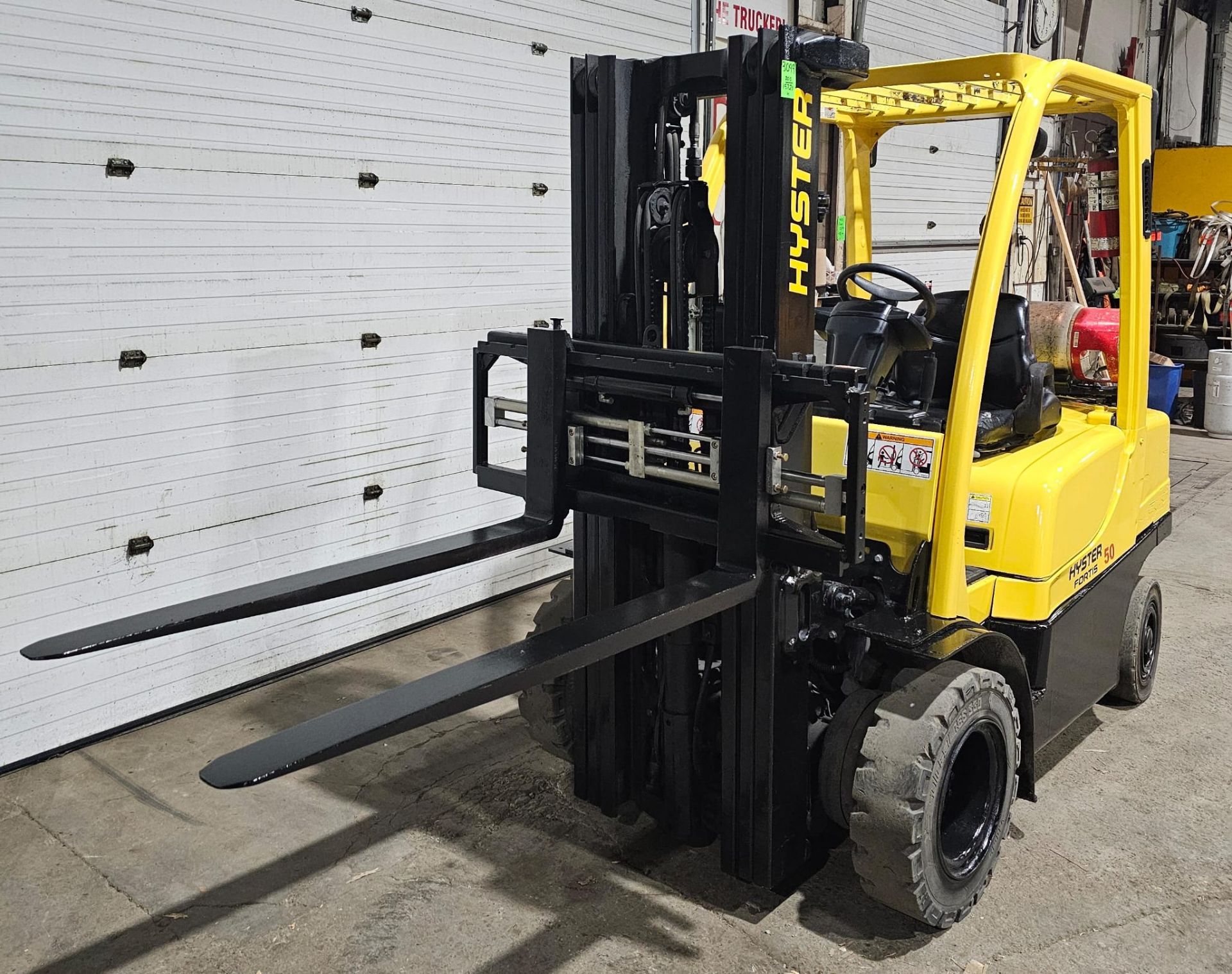 2010 Hyster 5,000lbs Capacity LPG (Propane) OUTDOOR Forklift sideshift positioner 3-STAGE MAST 189" - Image 4 of 5