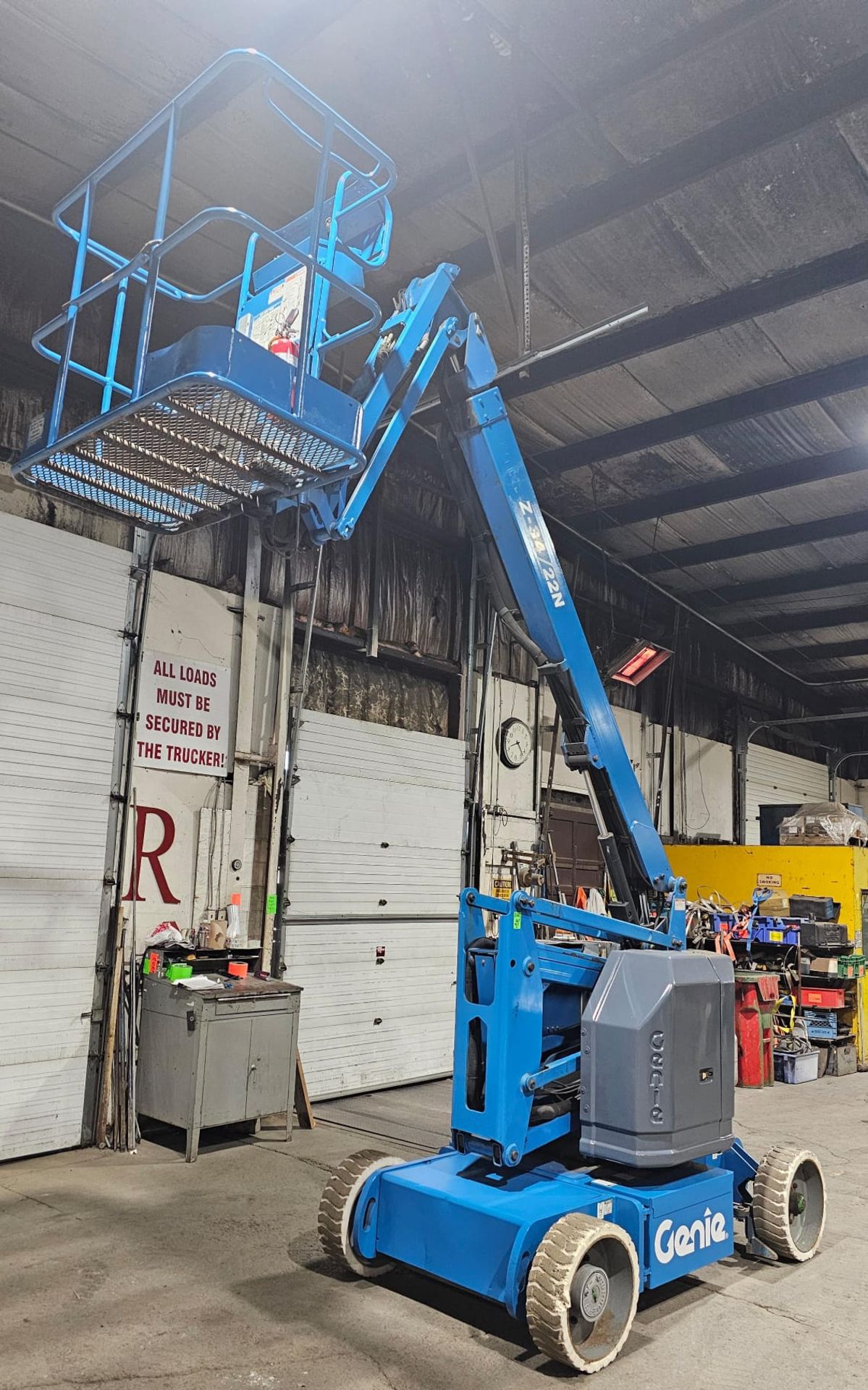 2007 Genie model Z-30-N Zoom Boom Electric Motorized Man Lift 30' Height & 21' Reach - with 24V - Image 3 of 9
