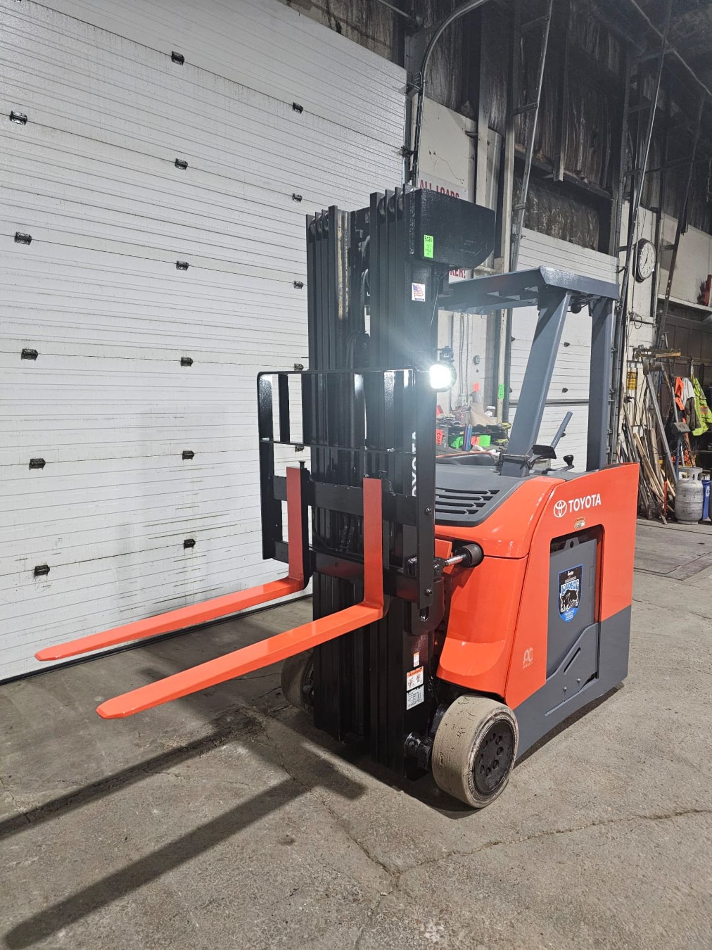 2017 Toyota 4,000lbs Capacity Electric Forklift with 4-STAGE Mast, 276" load height sideshift, 36V - Image 5 of 7