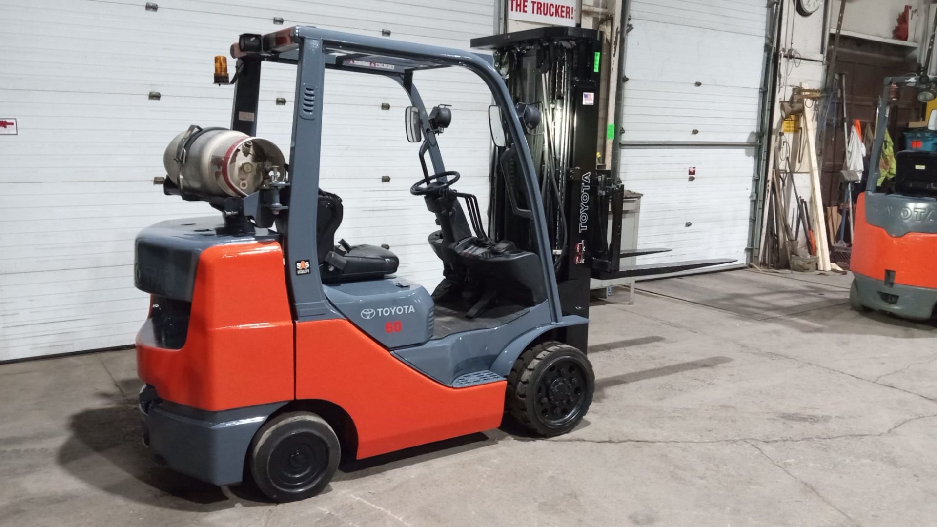 2013 TOYOTA 6,000lbs Capacity LPG (Propane) Forklift with sideshift with 3-STAGE MAST & tires with - Image 3 of 6