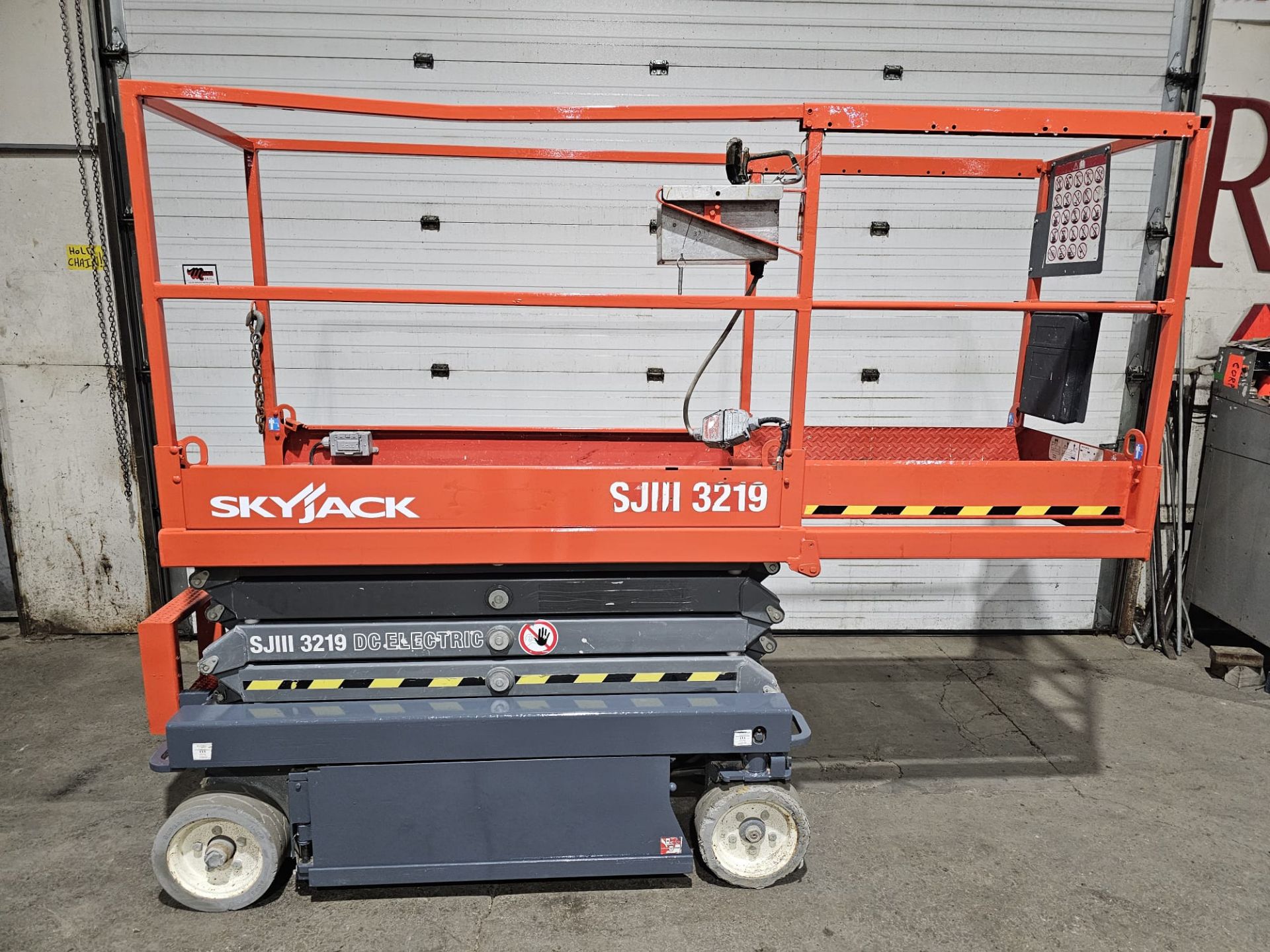 2013 Skyjack SJIII model 3219 - 550lbs Capacity Forklift Motorized Scissor Lift 24V 19ft lift height - Bild 2 aus 8
