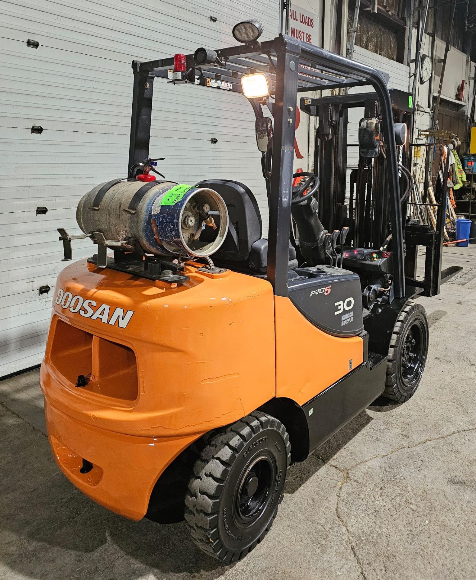 2012 Doosan 6,000lbs Capacity OUTDOOR LPG (Propane) with LOW HOURS Forklift 3-stage 189" load height - Image 4 of 7