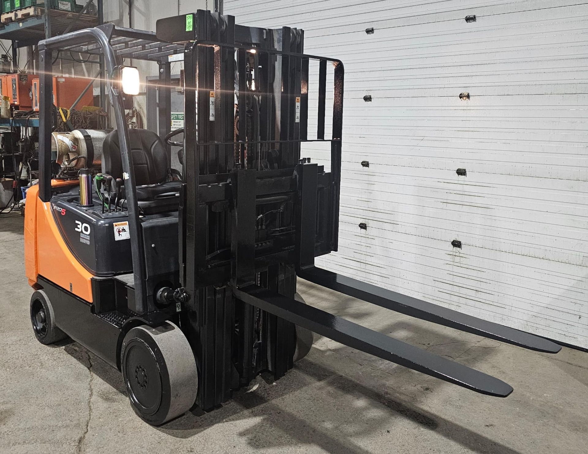 2017 DOOSAN 6,000lbs Capacity LPG (Propane) Forklift with sideshift & 3-STAGE MAST 189" load - Image 6 of 9