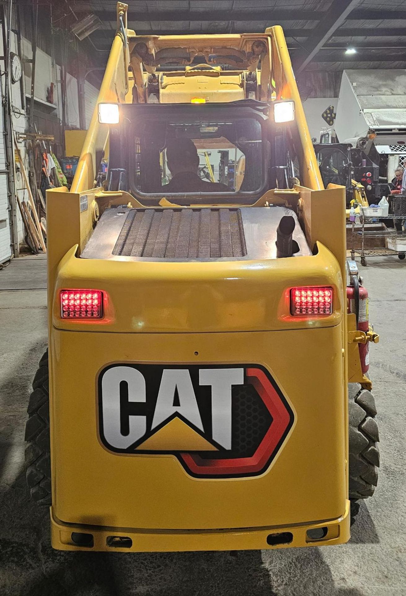 2011 CAT 216B3 SKID STEER LOADER OUTDOOR DIESEL with fully enclosed with heating - Image 8 of 9