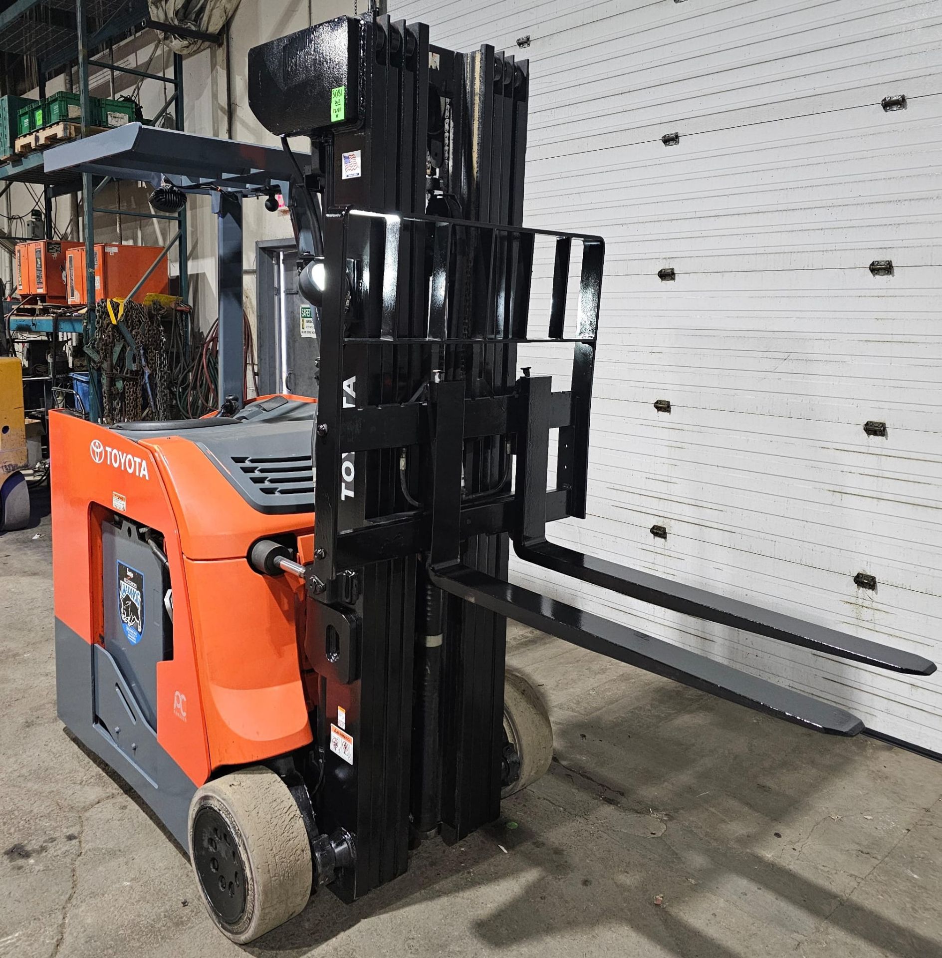 2017 Toyota 4,000lbs Capacity Electric Forklift 36V with sideshift 4-STAGE MAST and Non marking - Image 7 of 11