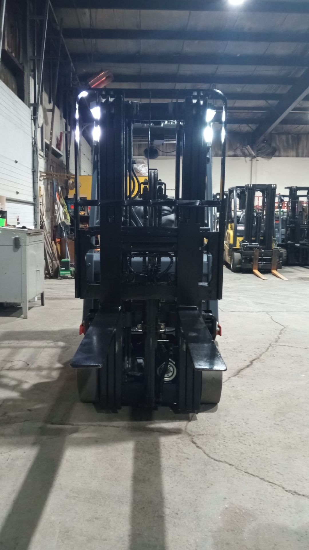 2017 TOYOTA 3,000lbs Capacity LPG (Propane) Forklift sideshift and 3-STAGE MAST & New Tires (no - Image 5 of 5