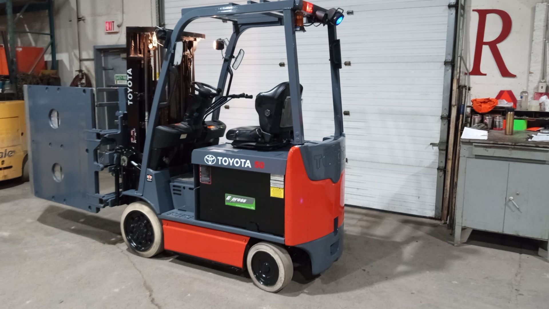 2016 Toyota 5,000lbs Capacity Electric Forklift 48V with LORON CLAMP & 3-STAGE MAST & Non Marking - Image 4 of 11