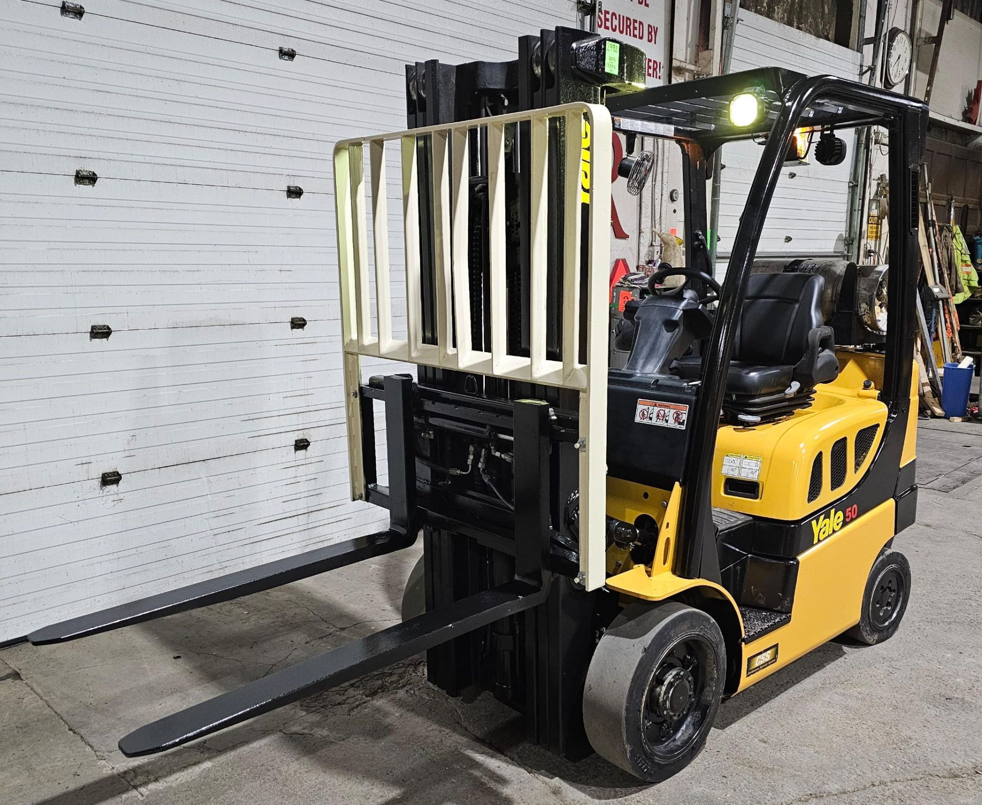 2016 Yale 5,000lbs Capacity LPG (Propane) Forklift 3-STAGE MAST with 4 functions 194.9" load - Image 4 of 6
