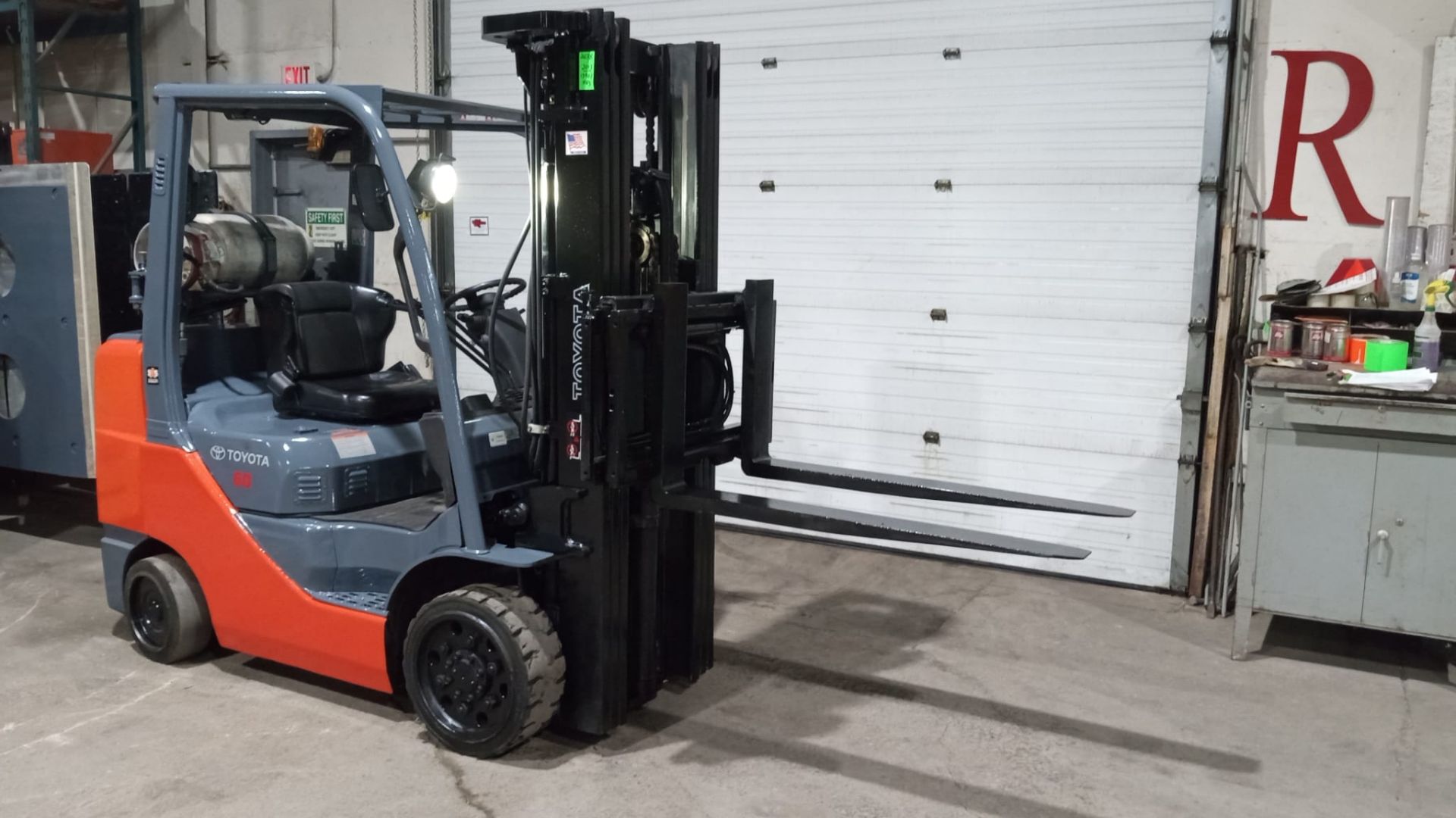 2013 TOYOTA 6,000lbs Capacity LPG (Propane) Forklift with sideshift with 3-STAGE MAST & tires with - Image 2 of 6