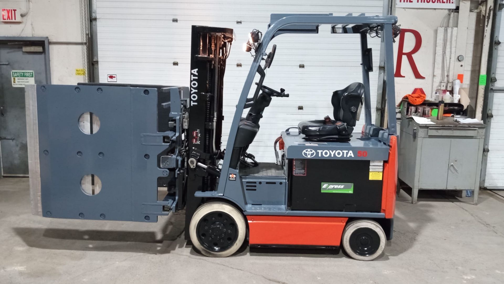 2016 Toyota 5,000lbs Capacity Electric Forklift 48V with LORON CLAMP & 3-STAGE MAST & Non Marking