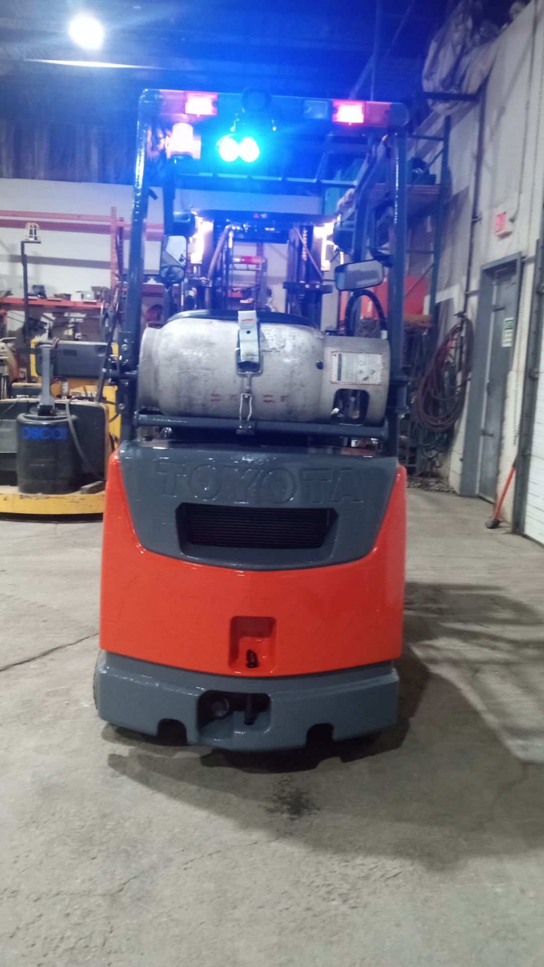 2018 TOYOTA 3,000lbs Capacity LPG (Propane) Forklift with sideshift and 3-STAGE MAST (no propane - Image 5 of 6
