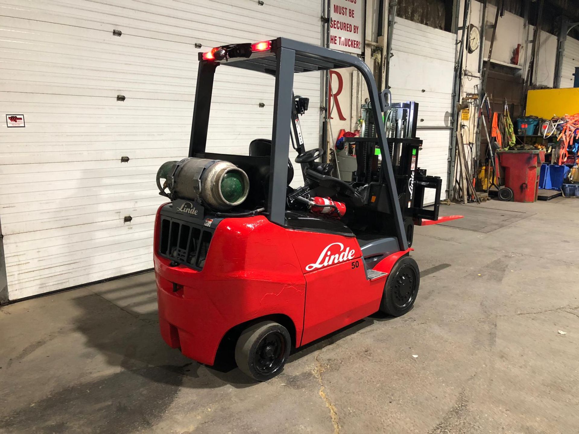 2013 Linde 5000lbs Capacity LPG (Propane) INDOOR Forklift with sideshift (no propane tank included) - Image 2 of 5