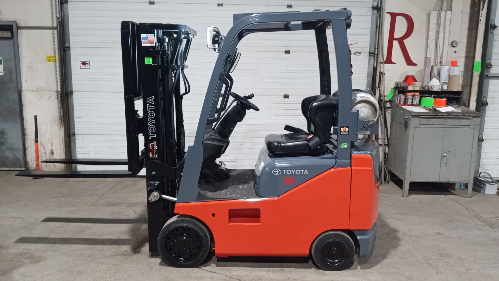 2017 TOYOTA 3,000lbs Capacity LPG (Propane) Forklift sideshift and 3-STAGE MAST & New Tires (no