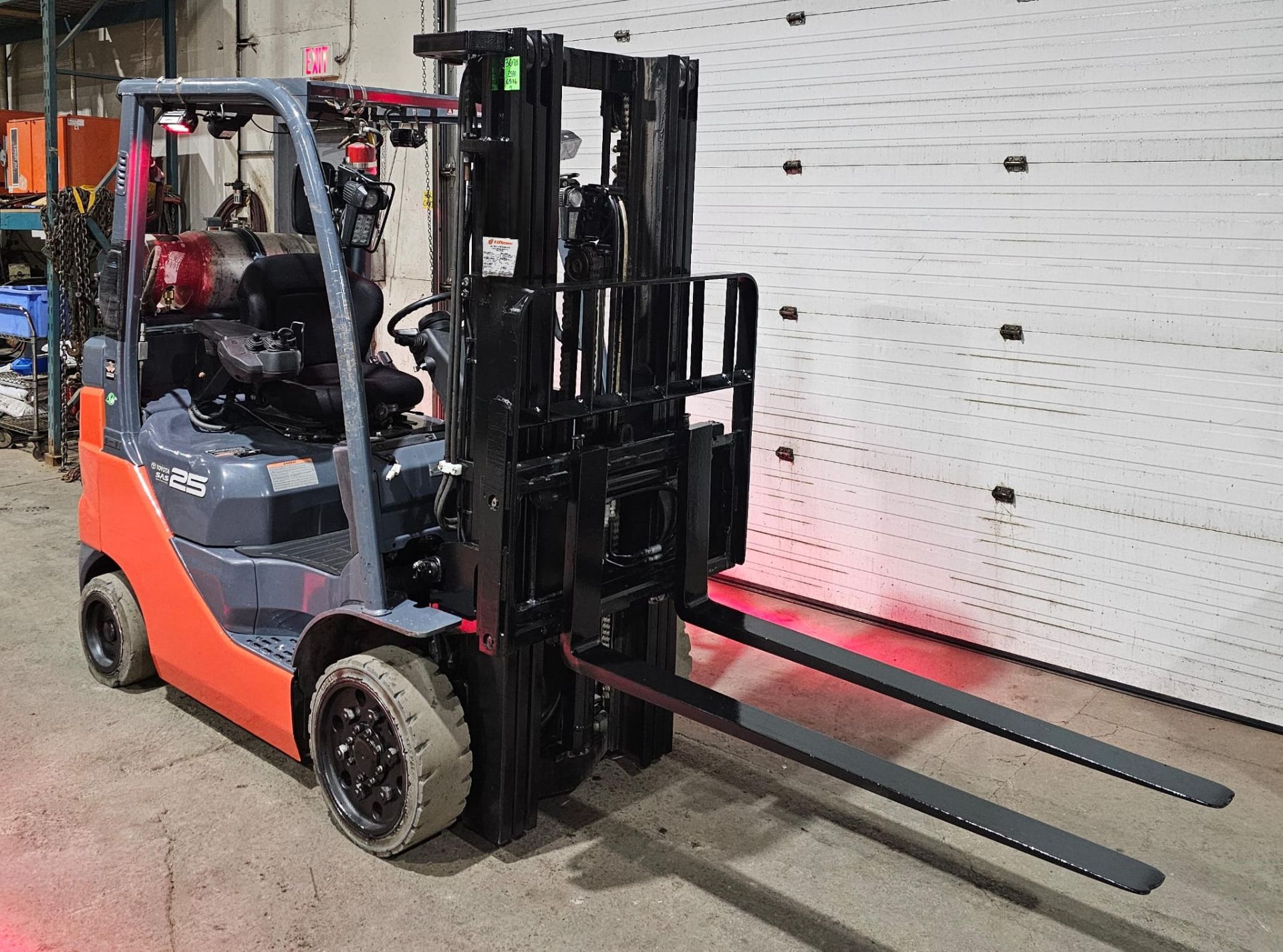 2020 Toyota 5,000lbs Capacity LPG (Propane) Forklift sideshift 3-STAGE MAST 189" load height with - Image 5 of 6