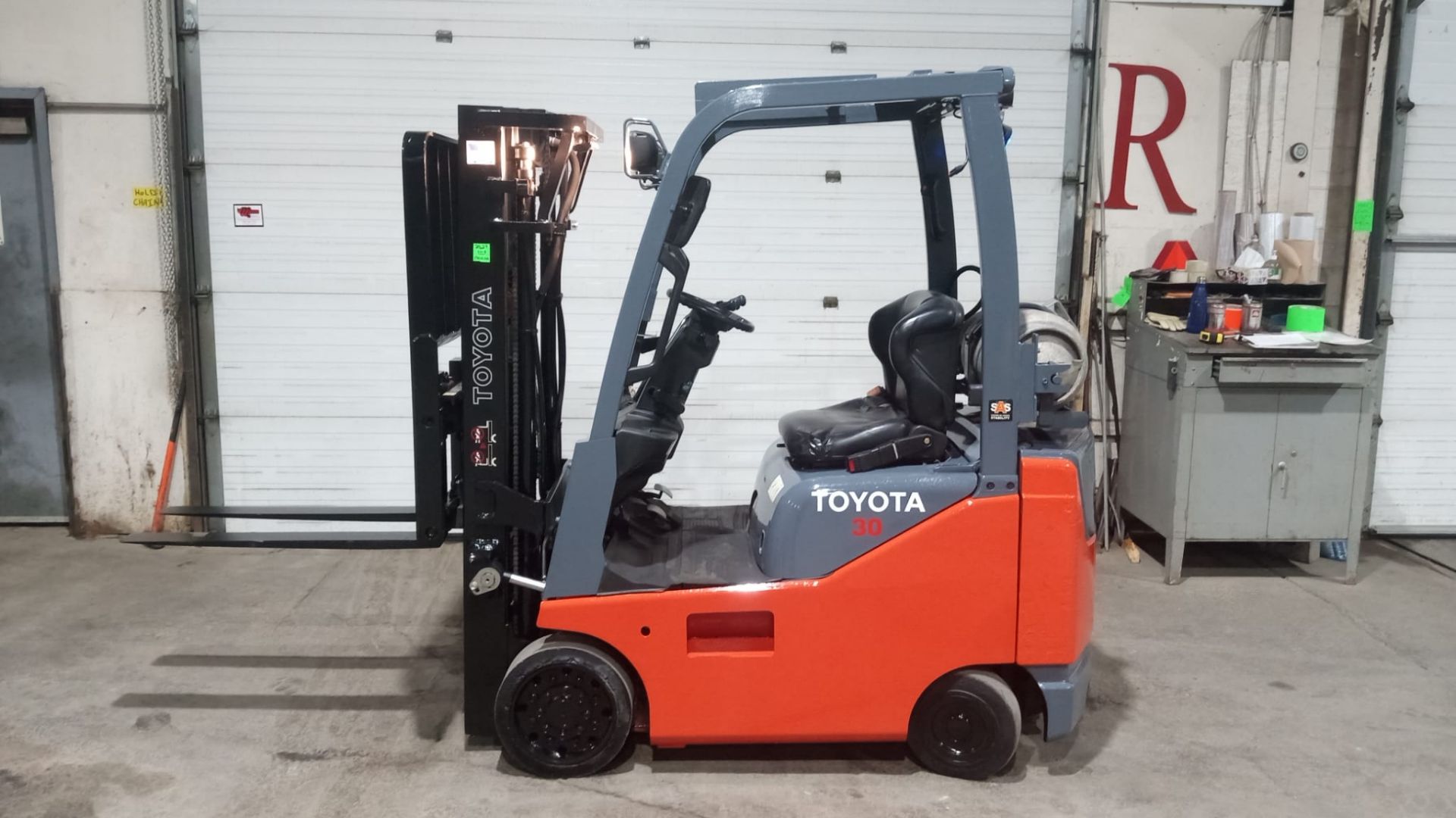 2018 TOYOTA 3,000lbs Capacity LPG (Propane) Forklift with sideshift and 3-STAGE MAST (no propane - Image 2 of 6