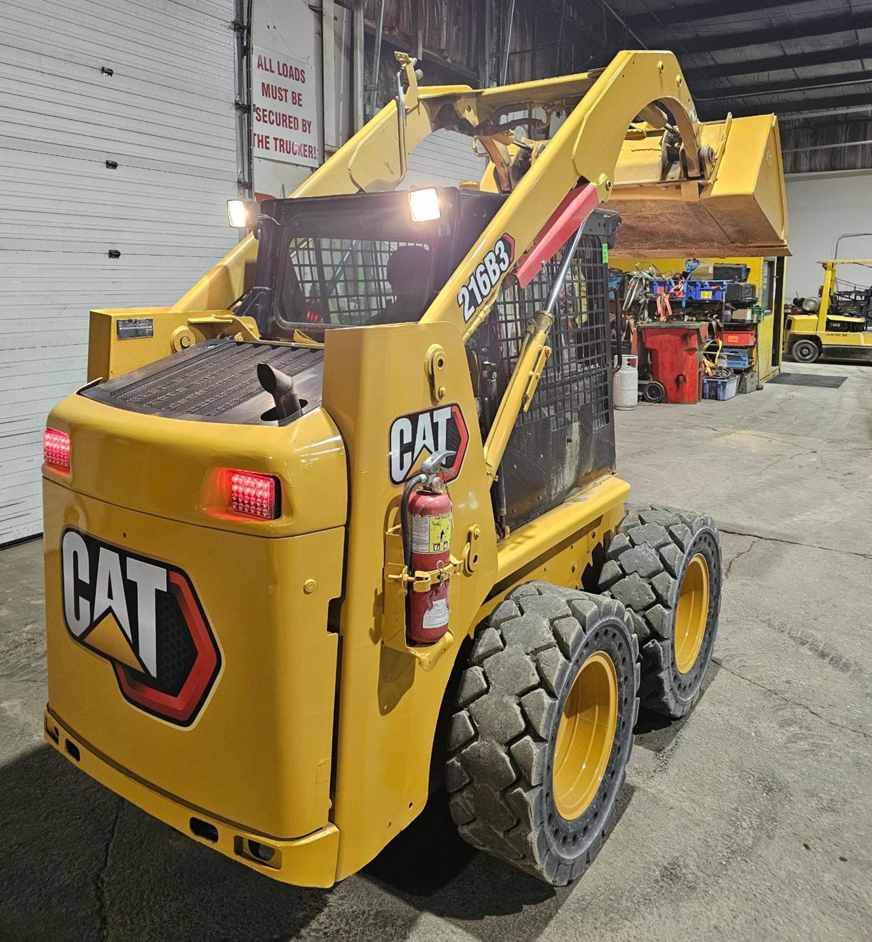 2011 CAT 216B3 SKID STEER LOADER OUTDOOR DIESEL with fully enclosed with heating - Image 5 of 9