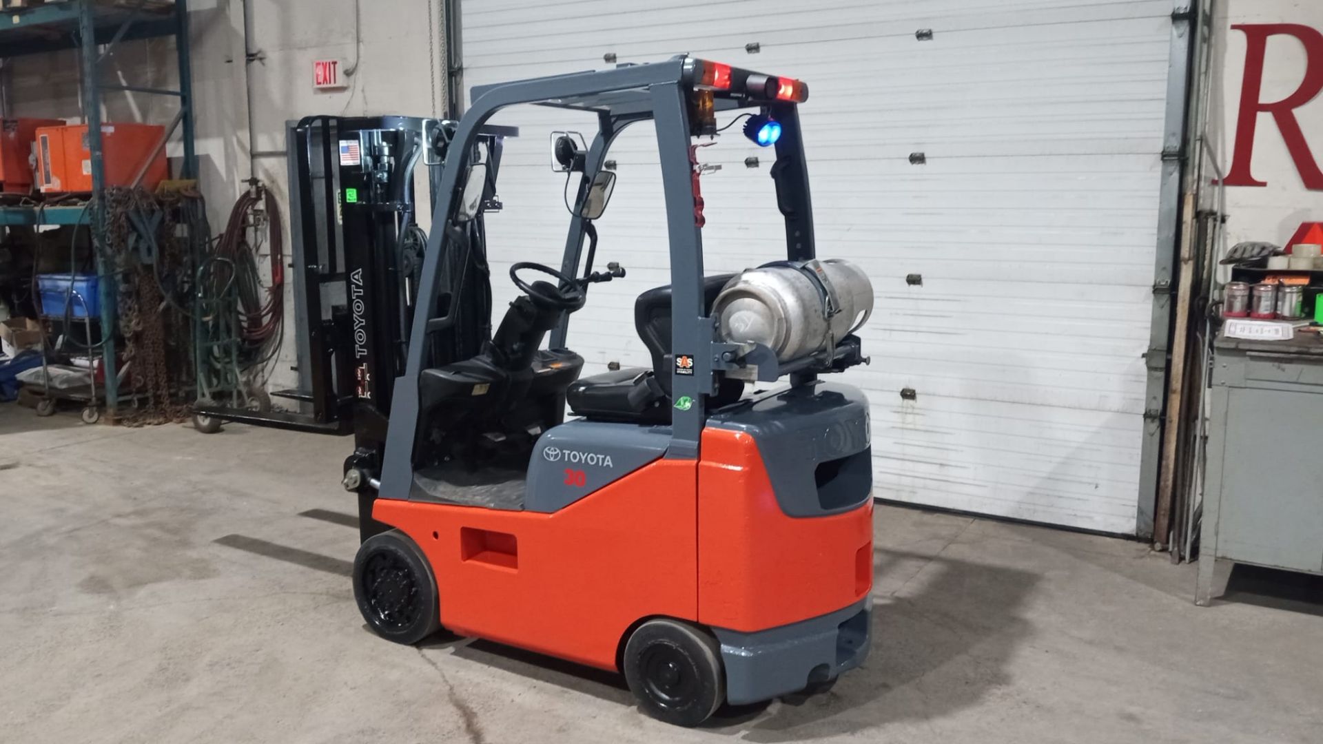 2017 TOYOTA 3,000lbs Capacity LPG (Propane) Forklift sideshift and 3-STAGE MAST & New Tires (no - Image 2 of 5