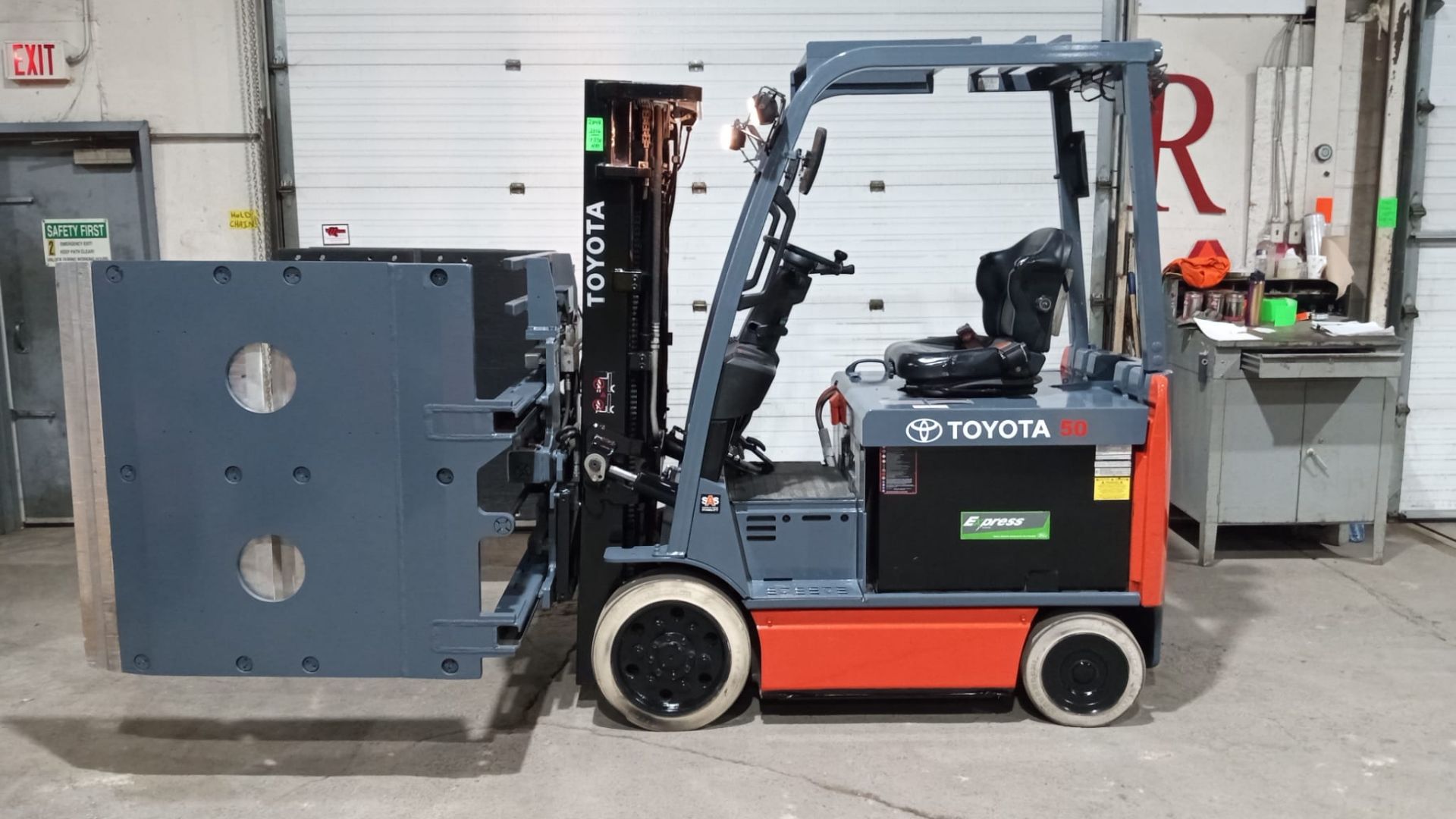 2016 Toyota 5,000lbs Capacity Electric Forklift 48V with LORON CLAMP & 3-STAGE MAST & Non Marking - Image 2 of 11