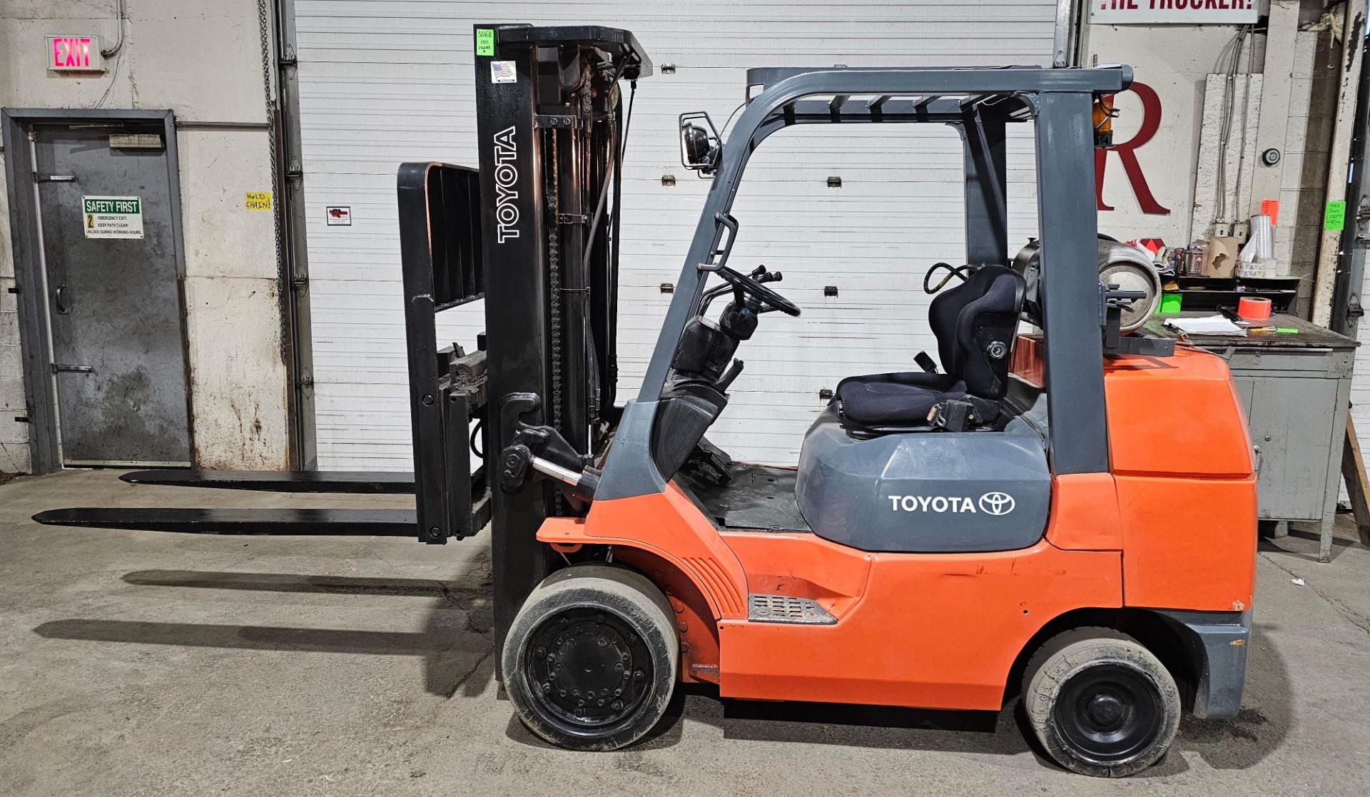 Toyota 7,000lbs Capacity LPG (Propane) Forklift with sideshift 60" Forks & 3-STAGE MAST 187" load