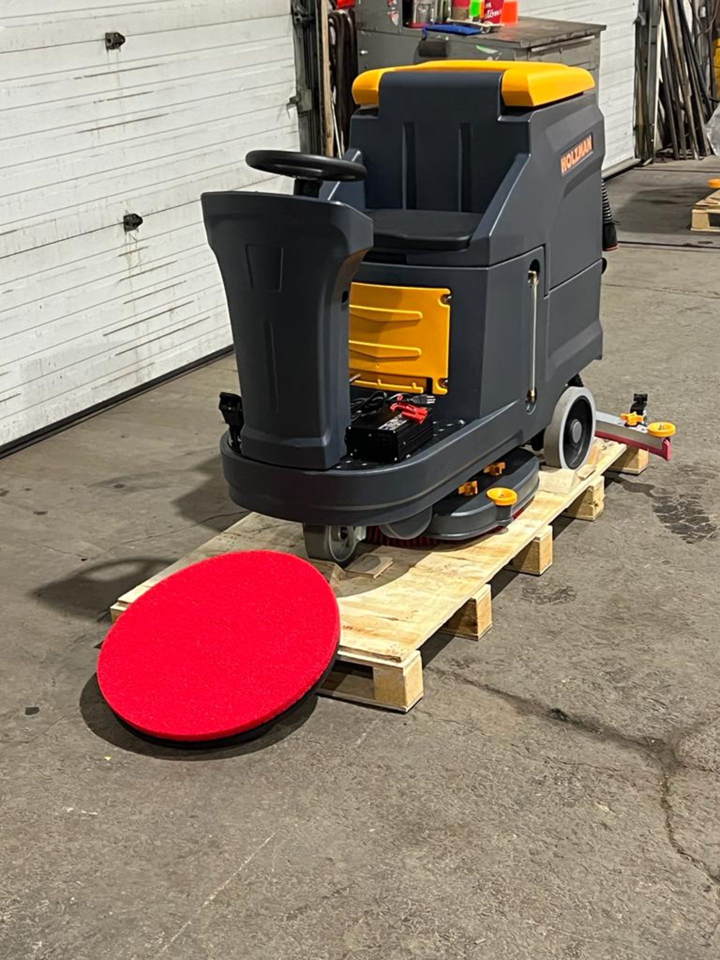 Holzman MINT RIDE ON Floor Sweeper Scrubber Unit model K70 - BRAND NEW with extra pads, digital - Image 4 of 6