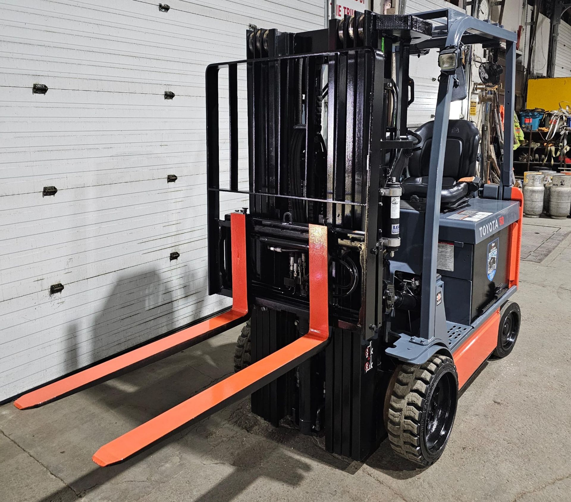 2017 Toyota 5,000lbs Capacity Elctric Forklift 4-STAGE MAST 48V with sideshift 241" load height with - Image 7 of 7