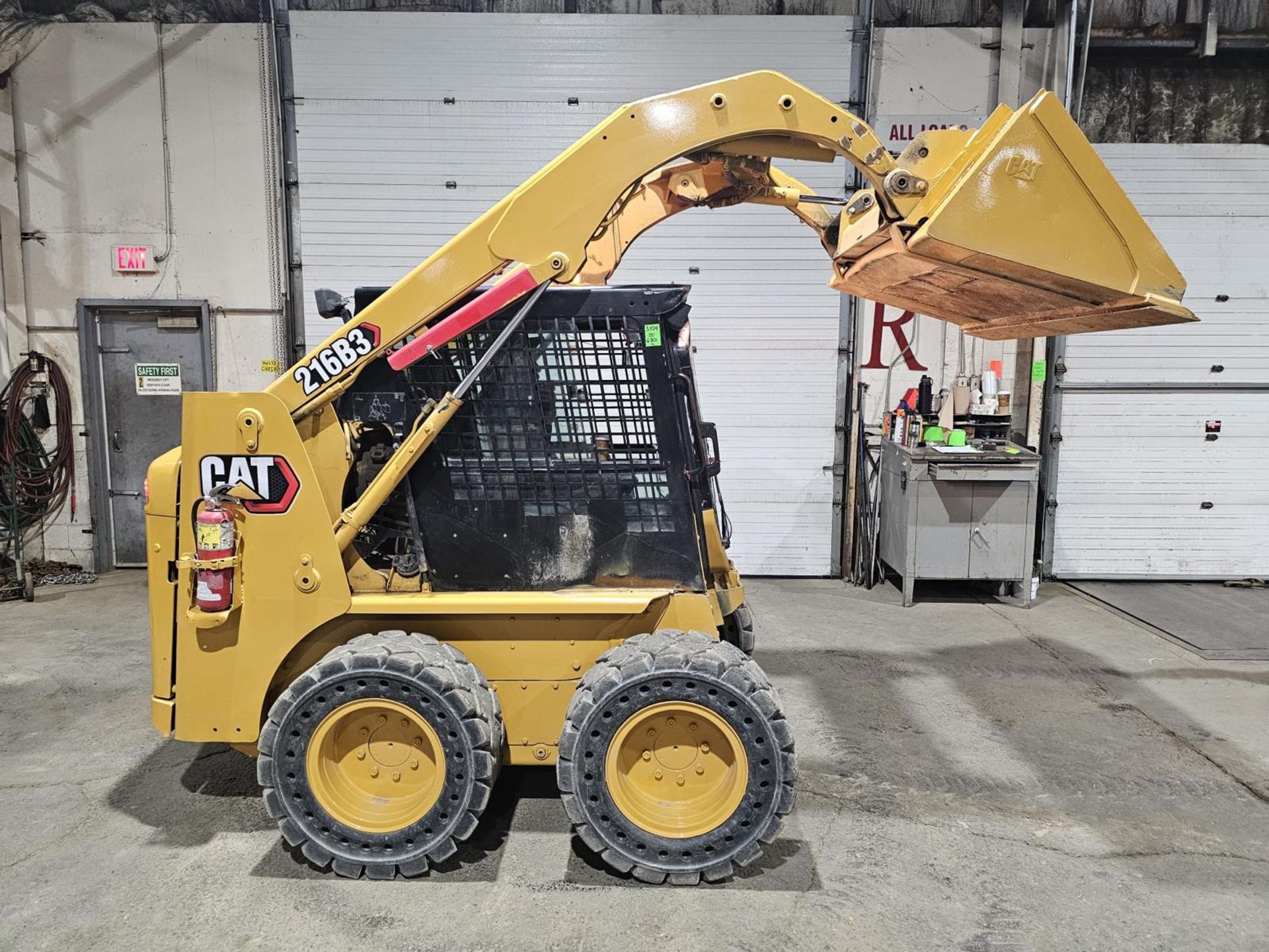 2011 CAT 216B3 SKID STEER LOADER OUTDOOR DIESEL with fully enclosed with heating