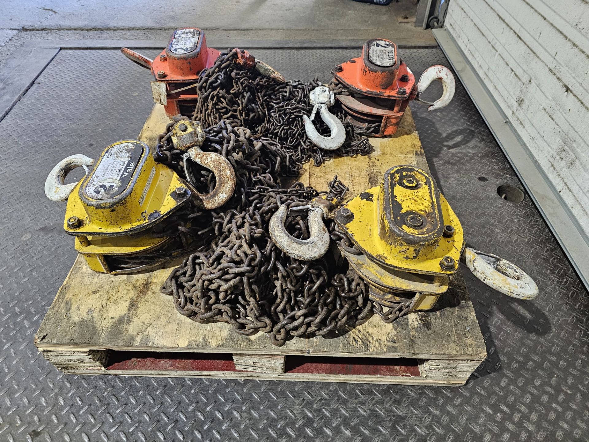 Lot of 2 Vulcan and 2 2t Yale Chain hoist - Image 2 of 5