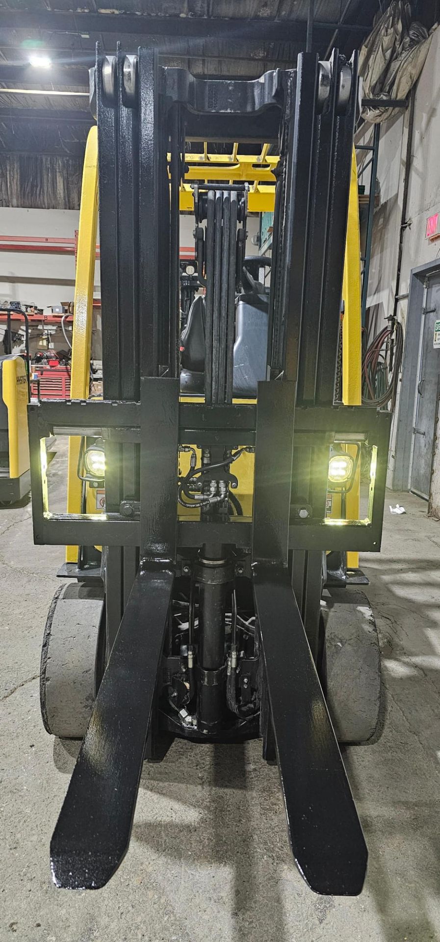 2017 Hyster 4,500lbs Capacity Forklift Electric 48V with sideshift & 3-STAGE MAST 187" load height - Image 7 of 7