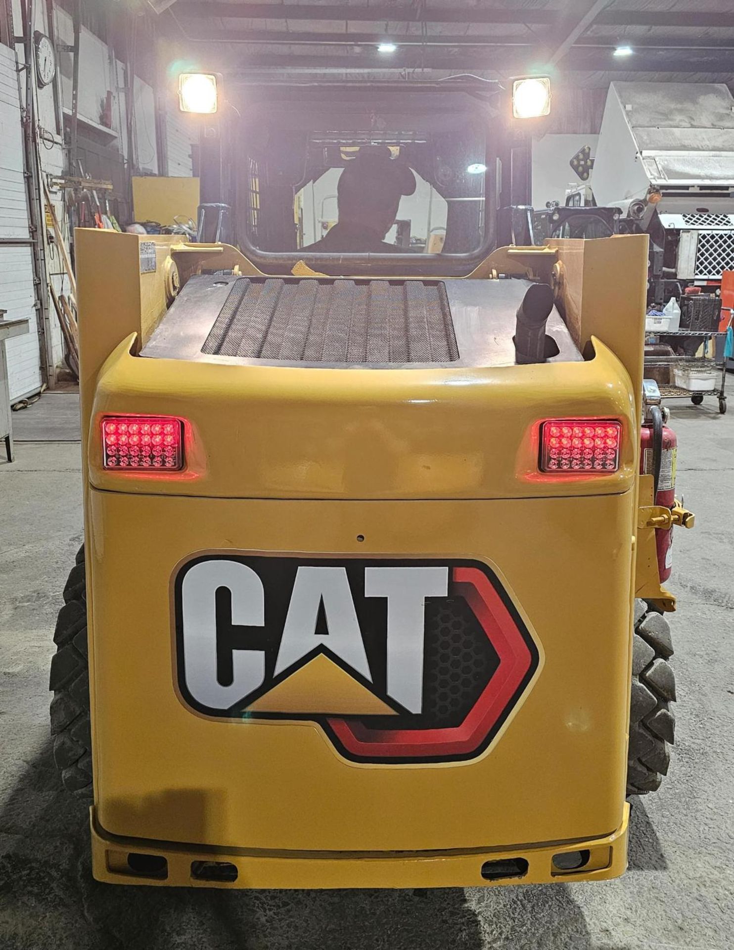 2011 CAT 216B3 SKID STEER LOADER OUTDOOR DIESEL with fully enclosed with heating - Image 9 of 9
