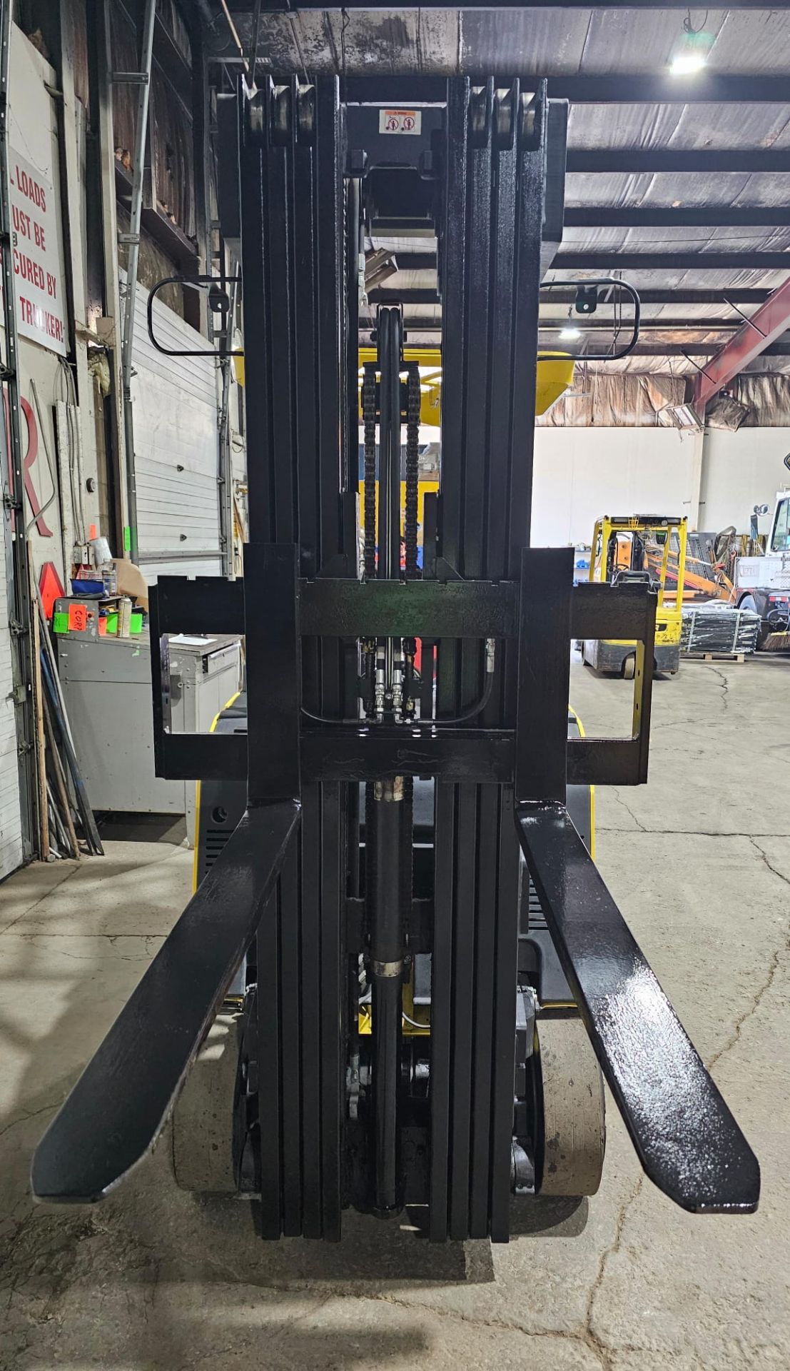 2018 Hyster 4,000lbs Capacity Stand-On Electric Forklift 36V sideshift 4-STAGE MAST 283" load height - Image 5 of 5