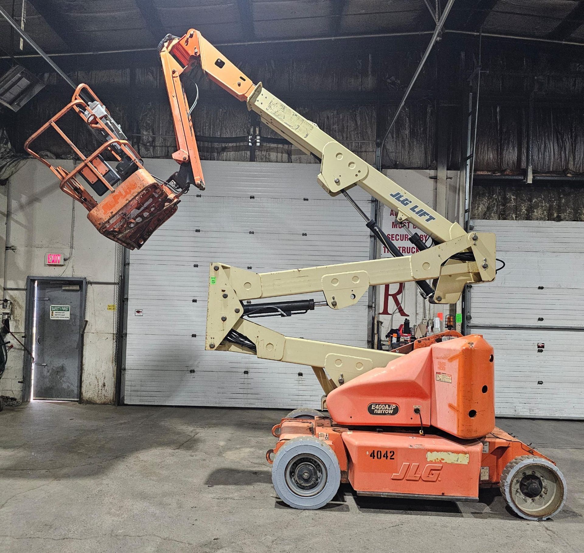 2006 JLG LIFT E400AJP Articulating Zoom Boom Lift - Narrow 500 lbs VERY LOW HOURS - 40ft lift height - Image 3 of 9